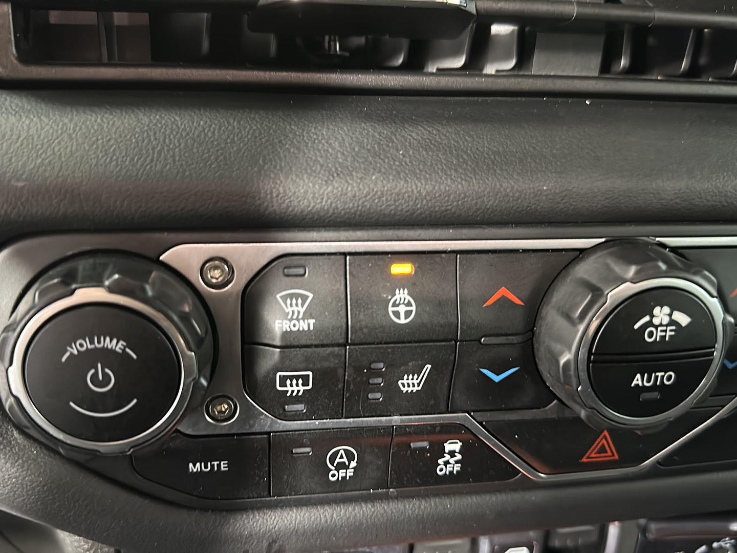 Used 2024 Granite Crystal Metallic Clearcoat Jeep Sahara image 19