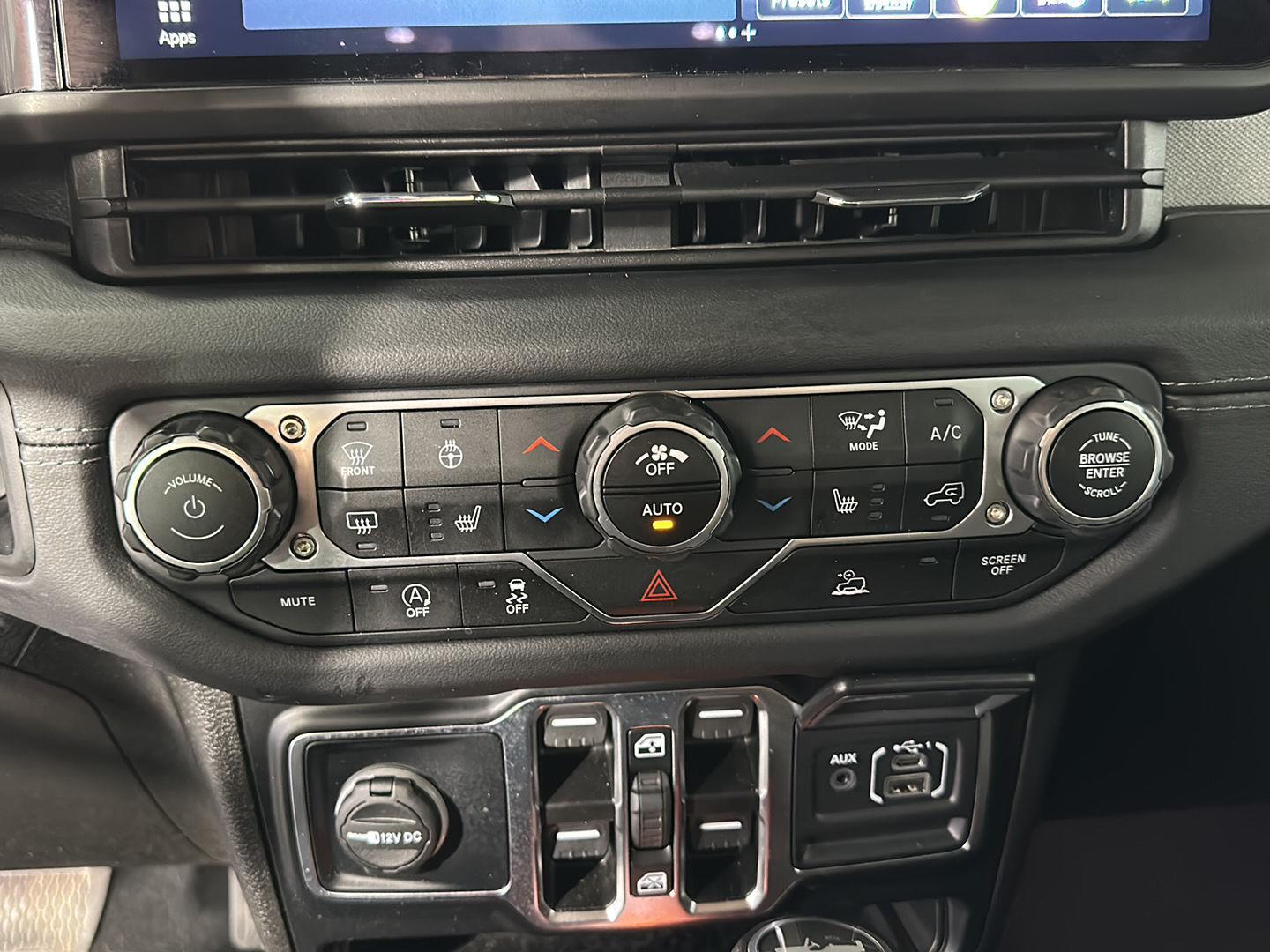 Used 2024 Granite Crystal Metallic Clearcoat Jeep Sahara image 23