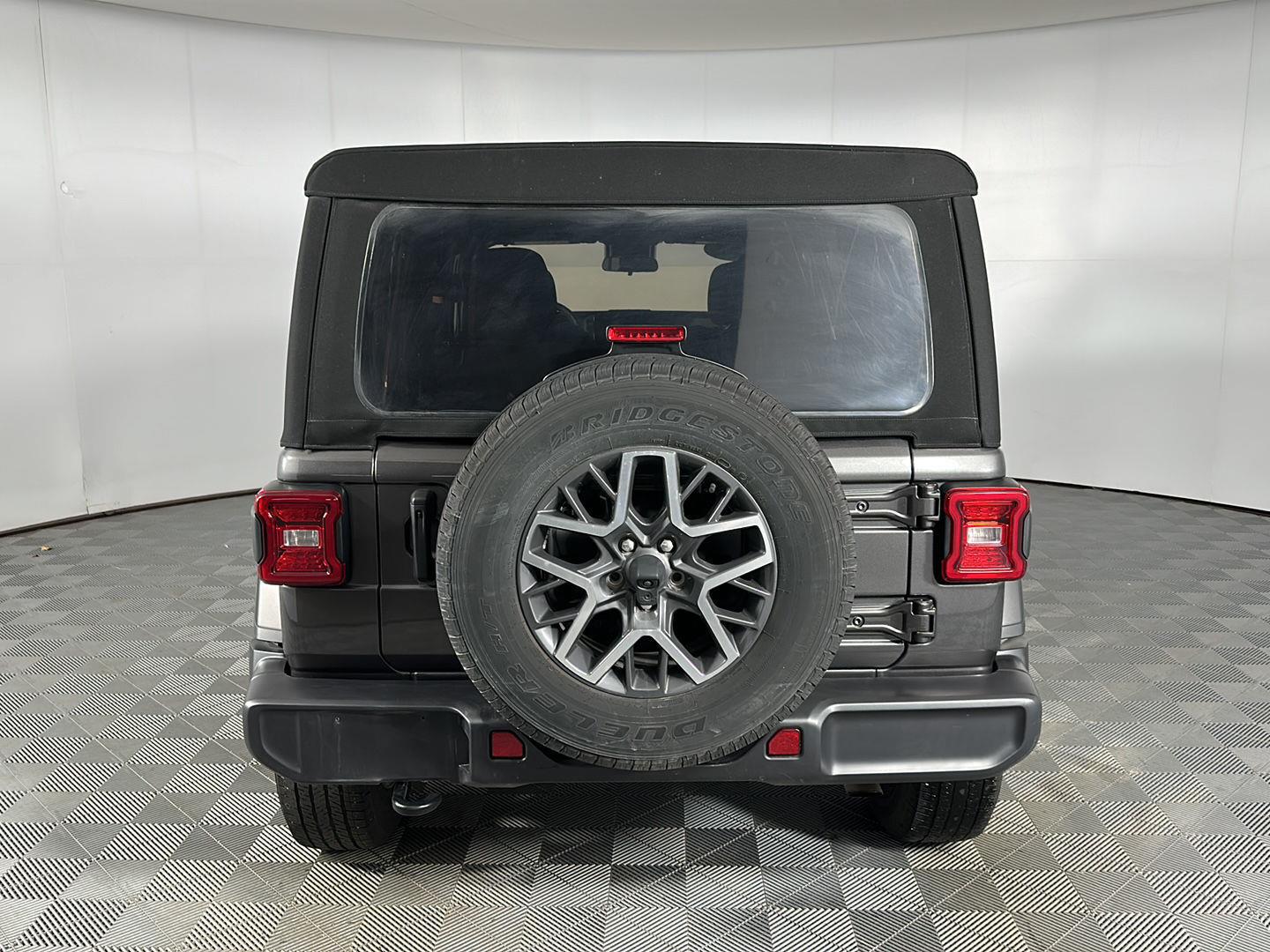 Used 2024 Granite Crystal Metallic Clearcoat Jeep Sahara image 27