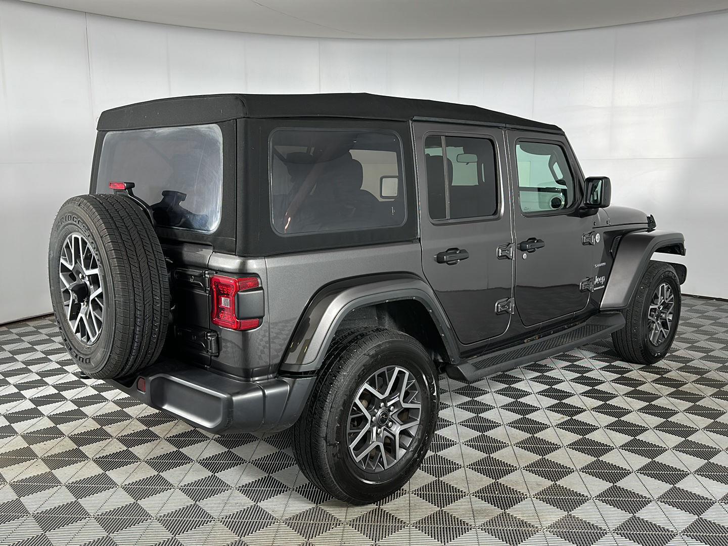 Used 2024 Granite Crystal Metallic Clearcoat Jeep Sahara image 29