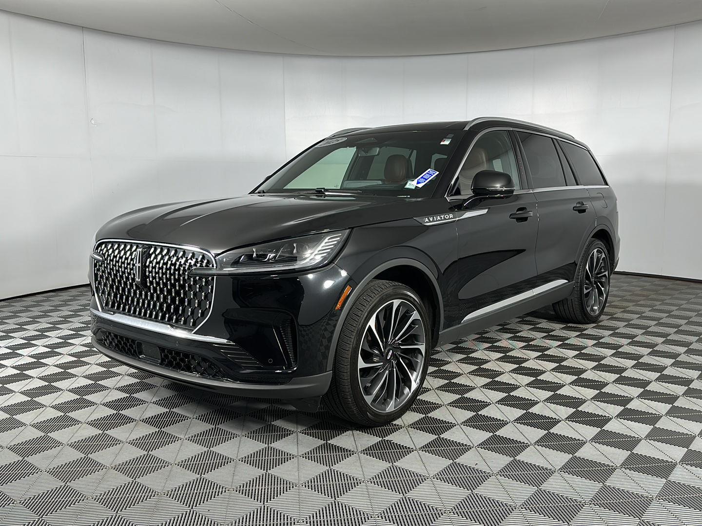 Used 2025 Infinite Black Metallic Clearcoat Lincoln Reserve image 3