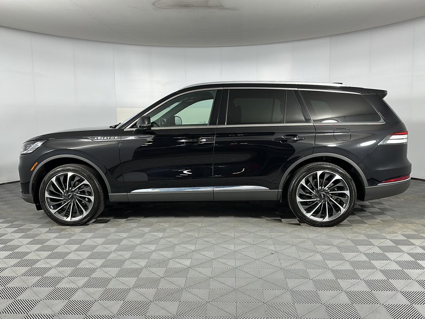 Used 2025 Infinite Black Metallic Clearcoat Lincoln Reserve image 4