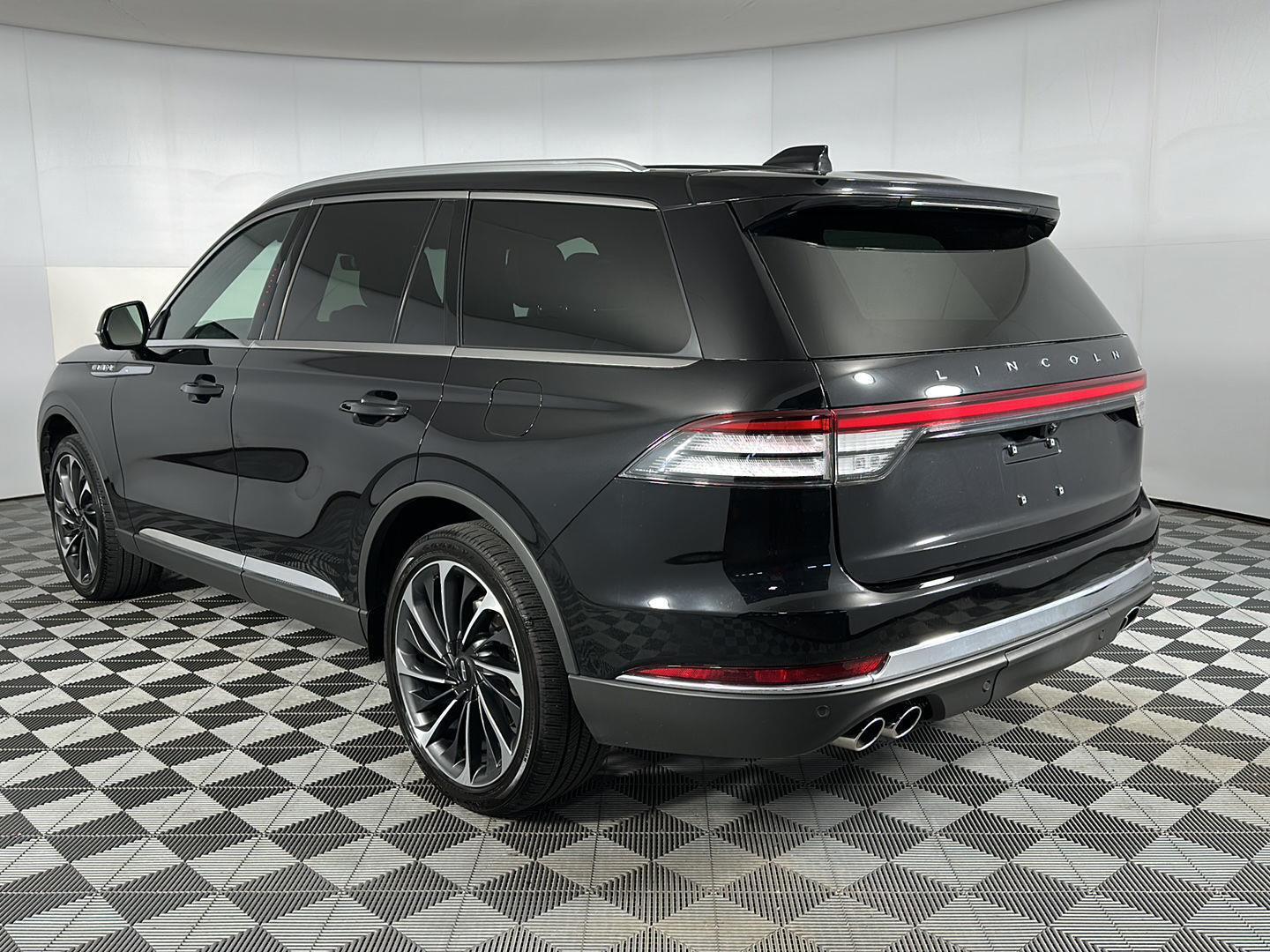 Used 2025 Infinite Black Metallic Clearcoat Lincoln Reserve image 22