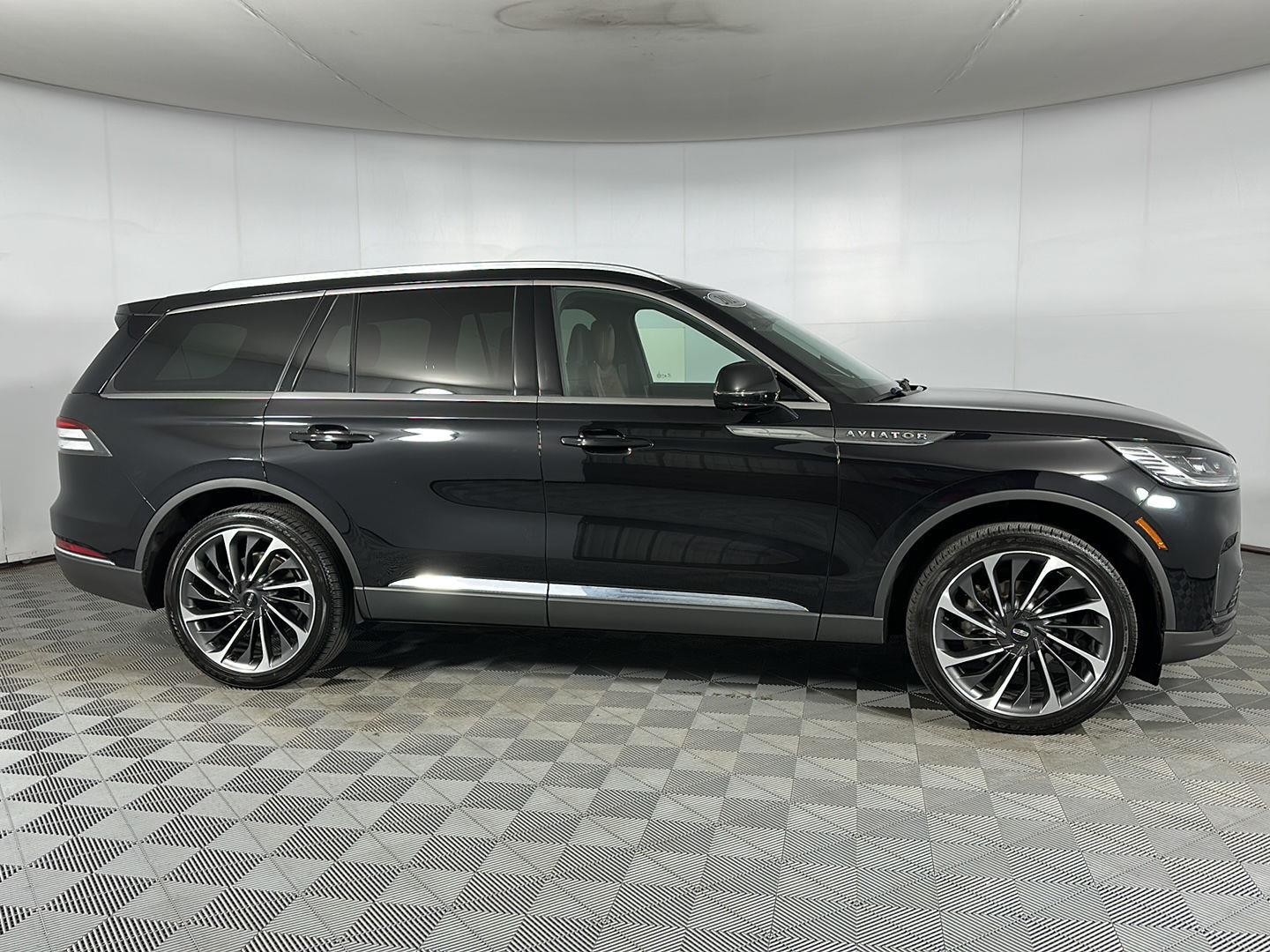 Used 2025 Infinite Black Metallic Clearcoat Lincoln Reserve image 27