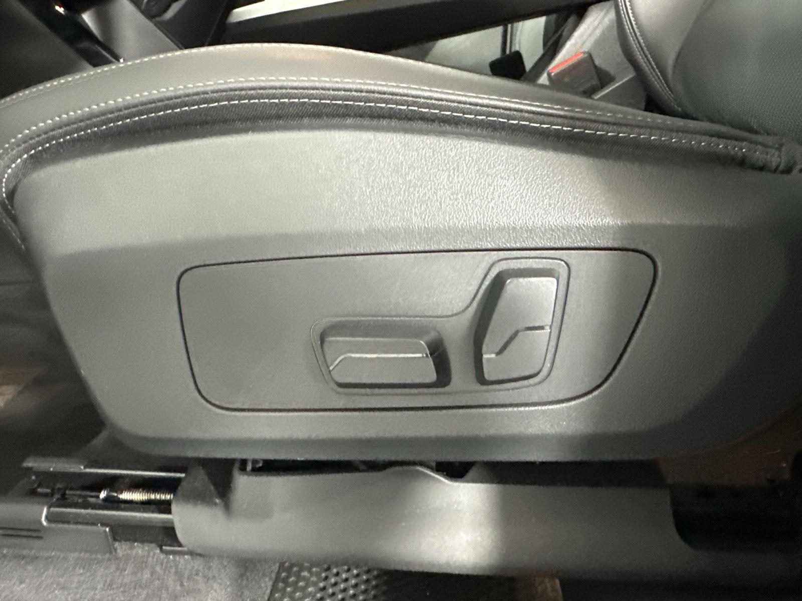 Used 2024 Mineral White Metallic BMW xDrive28i image 9