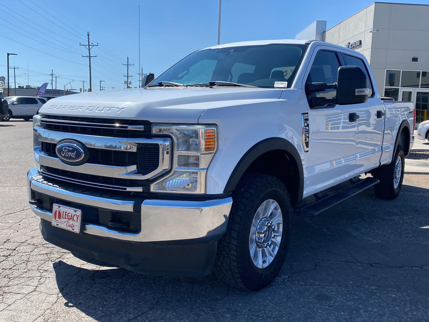 Oxford White 2022 Ford F-250 Super Duty XLT Crew Cab 4WD Pickup Truck Four-Wheel Drive 6-Speed Automatic