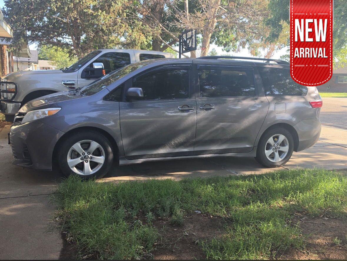 2019 Toyota Sienna Plata Minivan Tracción delantera 