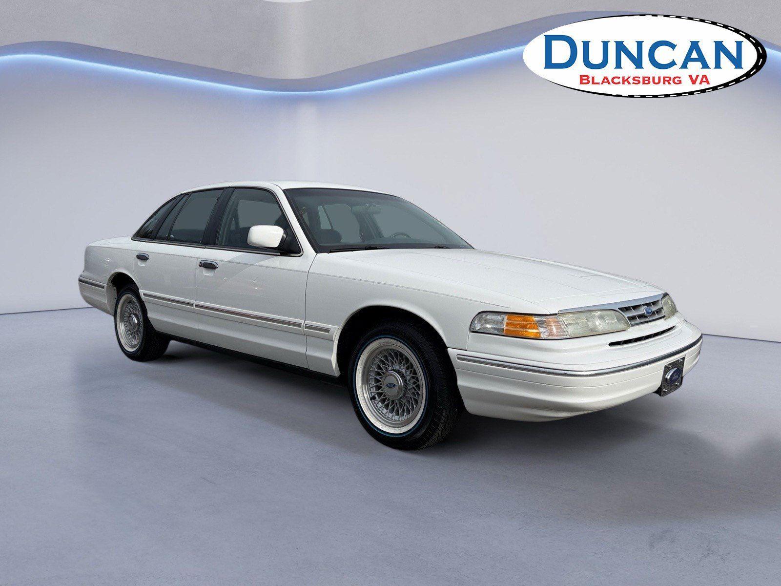White 1996 Ford Crown Victoria 4 Dr LX Sedan Sedan Rear-Wheel Drive 4-Speed Automatic Overdrive