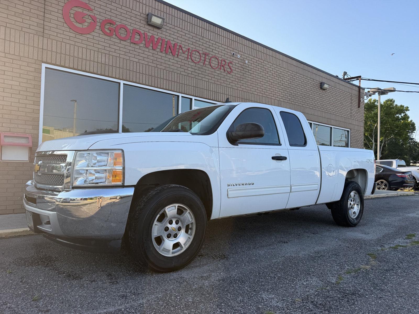 Summit White 2013 Chevrolet Silverado 1500 Pickup Truck Four-Wheel Drive 6-Speed Automatic