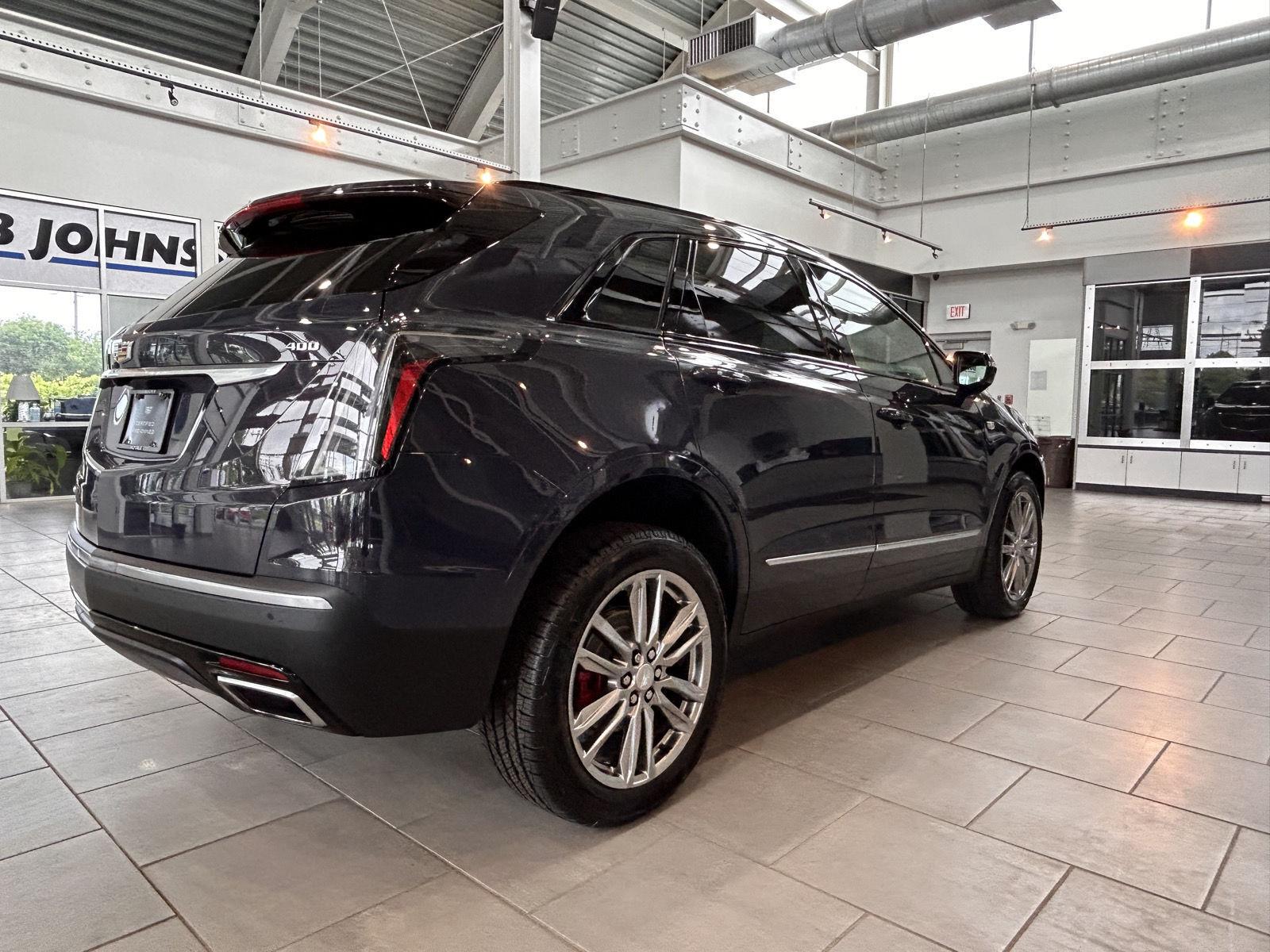 View vehicle photo 3