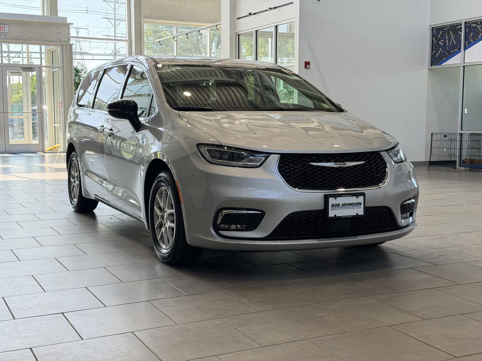 Silver Mist Clearcoat 2024 Chrysler Pacifica Minivan Front-Wheel Drive 9-Speed Automatic