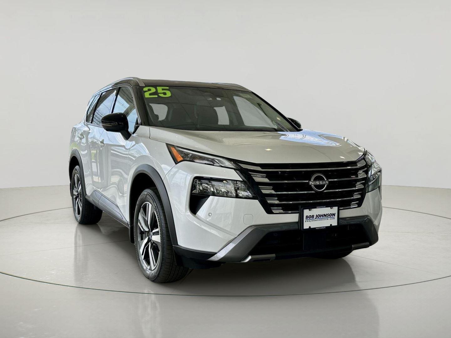 Everest White Pearl/Super Black 2025 Nissan Rogue SUV / Crossover All-Wheel Drive Continuously Variable Transmission
