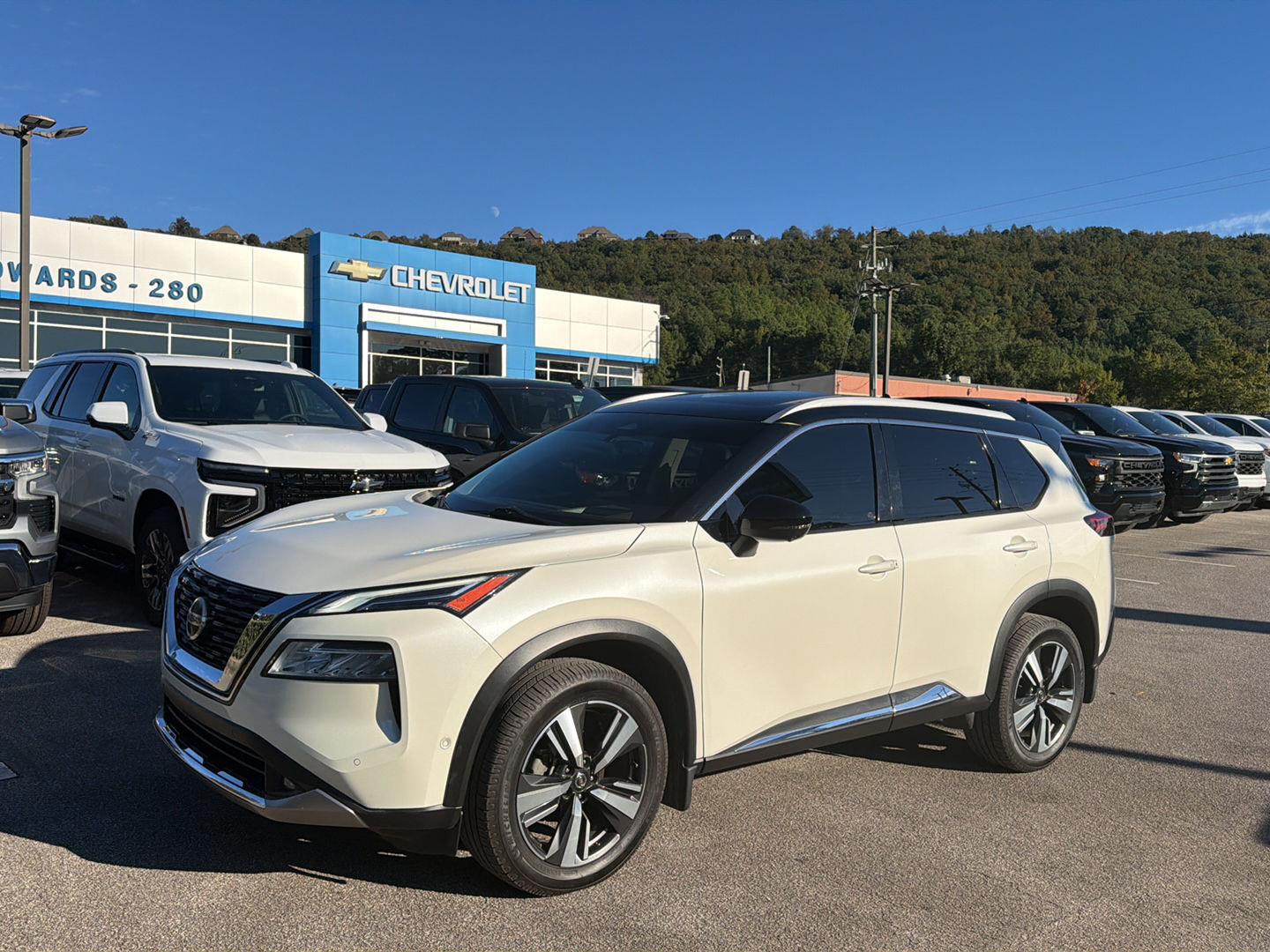 Pearl White Tricoat/Super Black 2021 Nissan Rogue SUV / Crossover All-Wheel Drive Continuously Variable Transmission