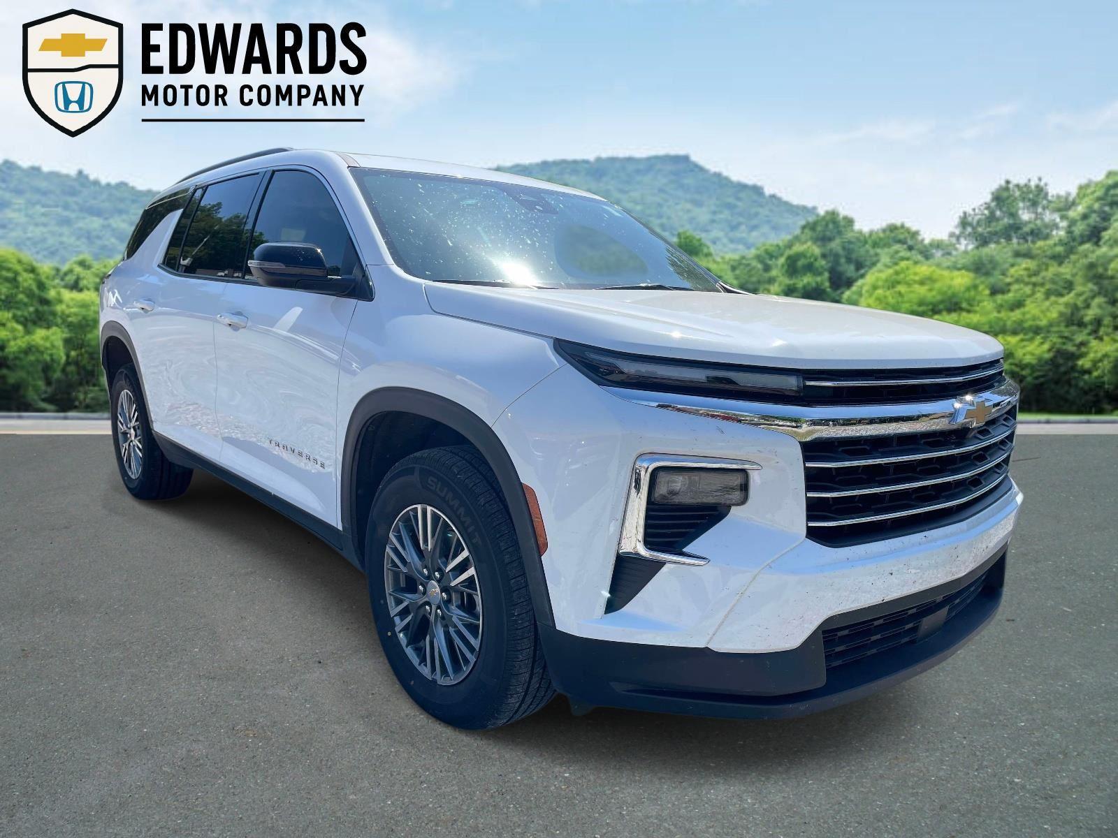 Summit White 2025 Chevrolet Traverse LT FWD SUV / Crossover Front-Wheel Drive 8-Speed Automatic