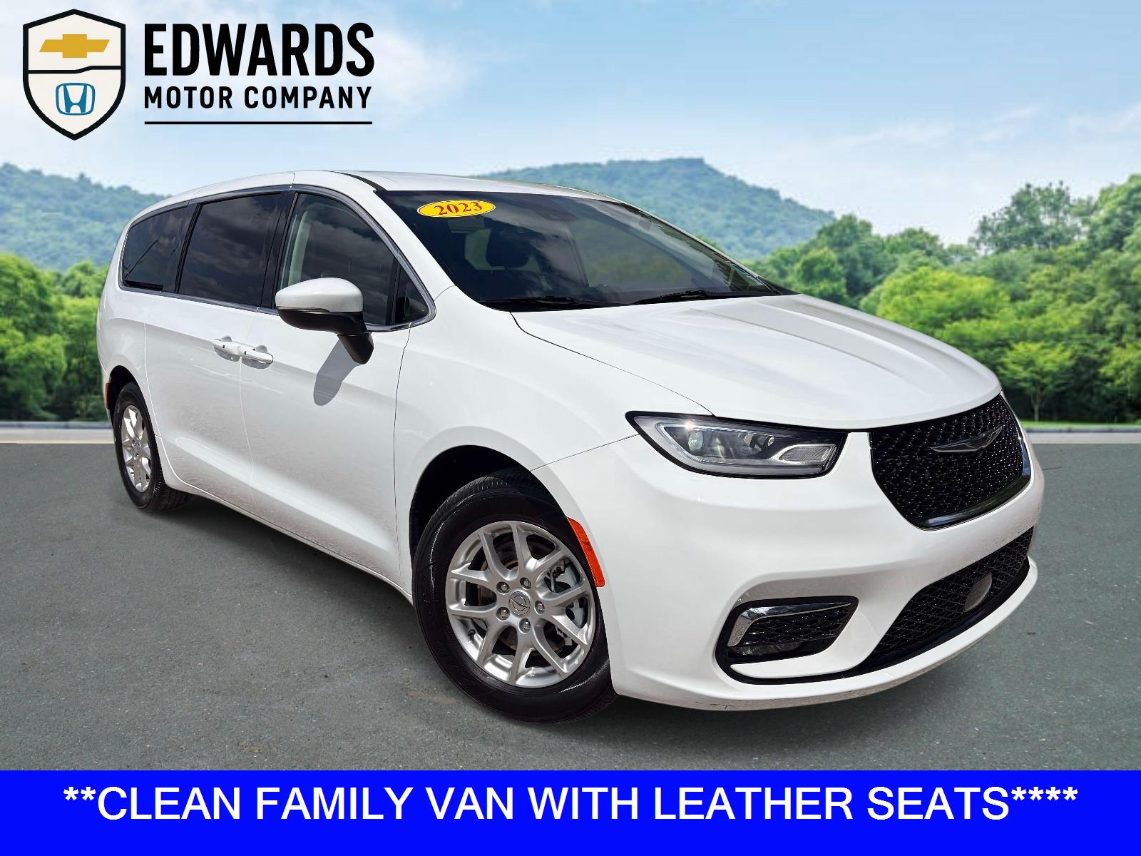 Bright White Clearcoat 2023 Chrysler Pacifica Minivan Front-Wheel Drive 9-Speed Automatic