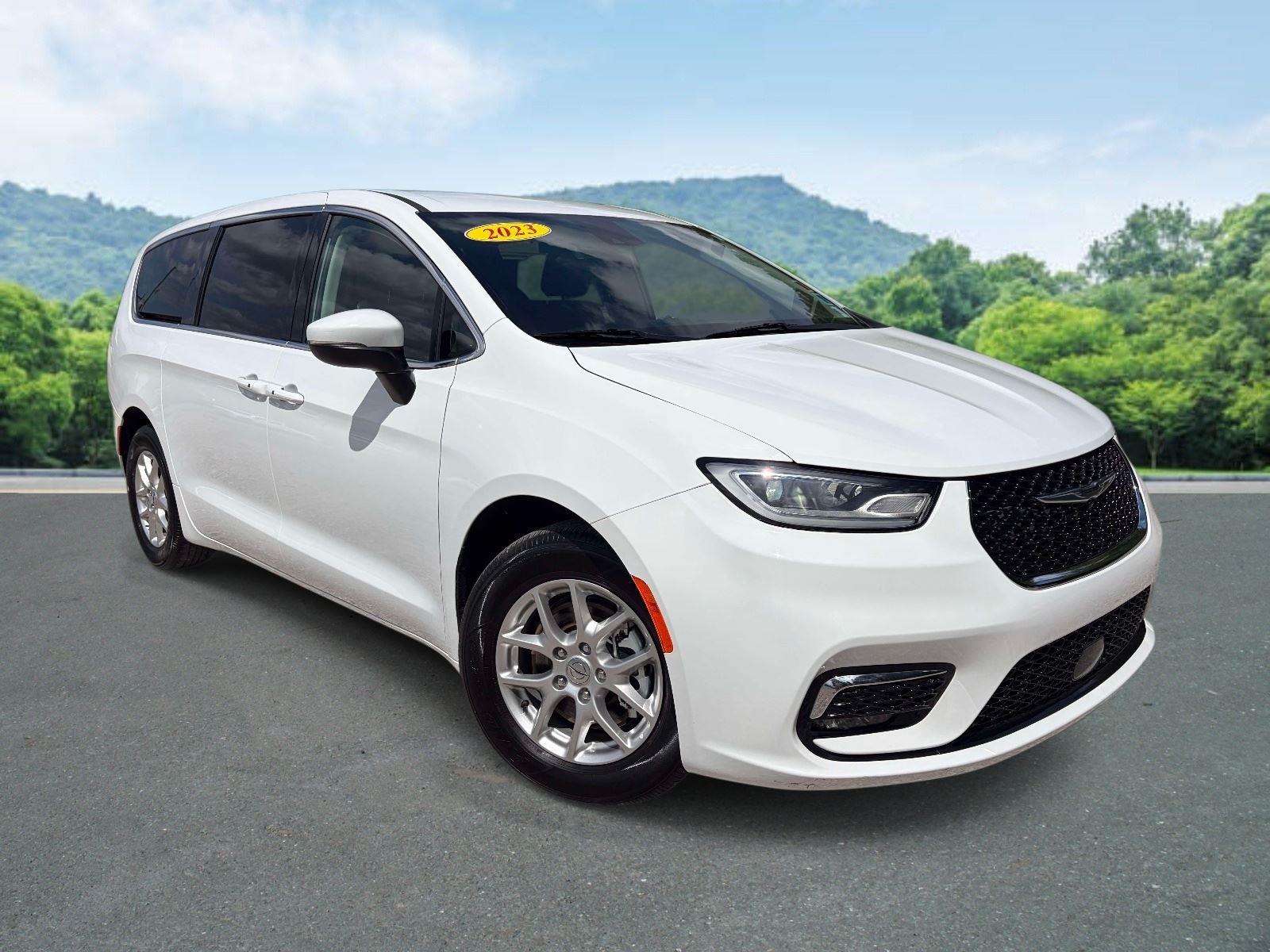 Bright White Clearcoat 2023 Chrysler Pacifica Touring L FWD Minivan Front-Wheel Drive 9-Speed Automatic