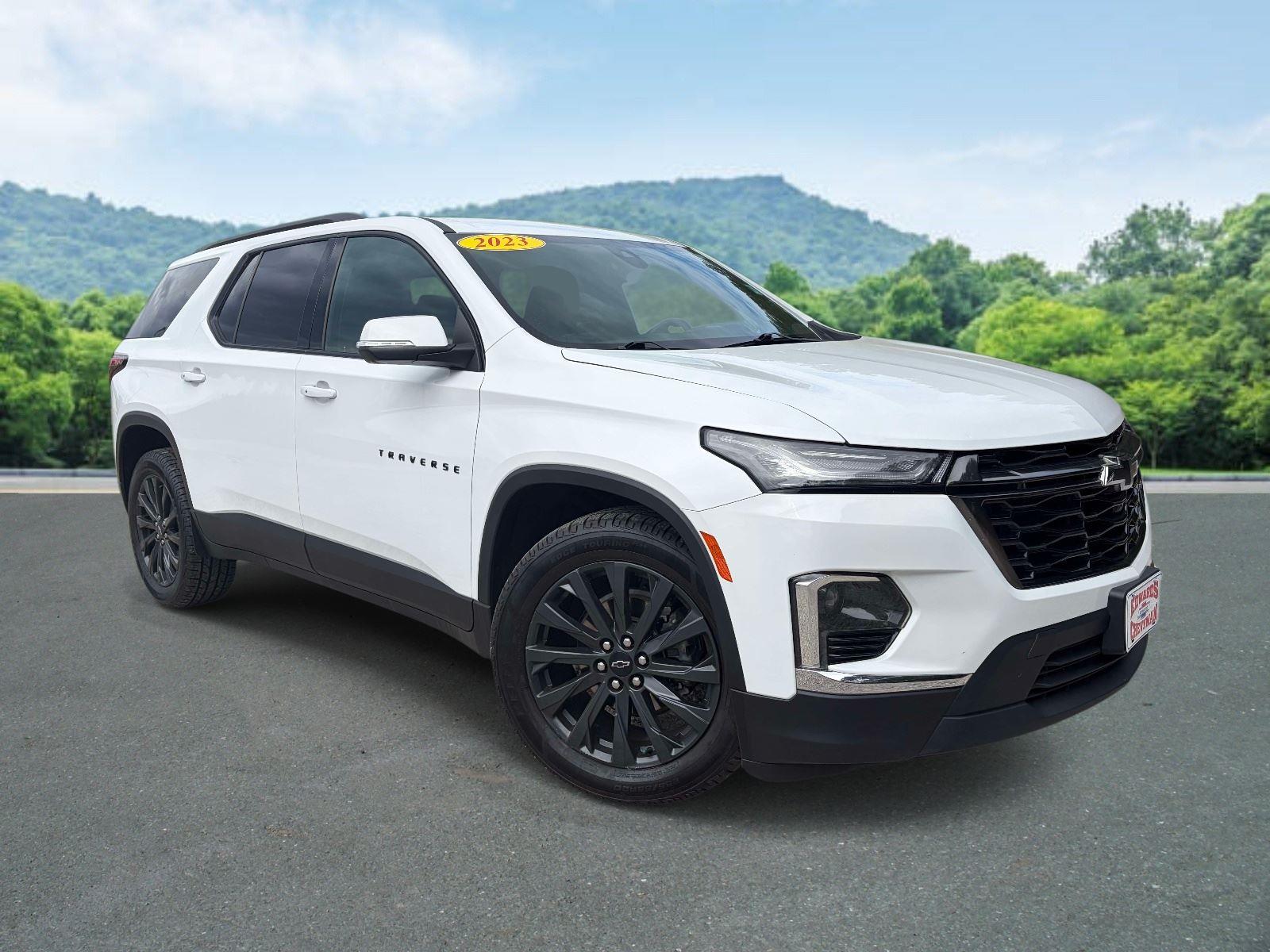 White 2023 Chevrolet Traverse RS FWD SUV / Crossover Front-Wheel Drive 9-Speed Automatic