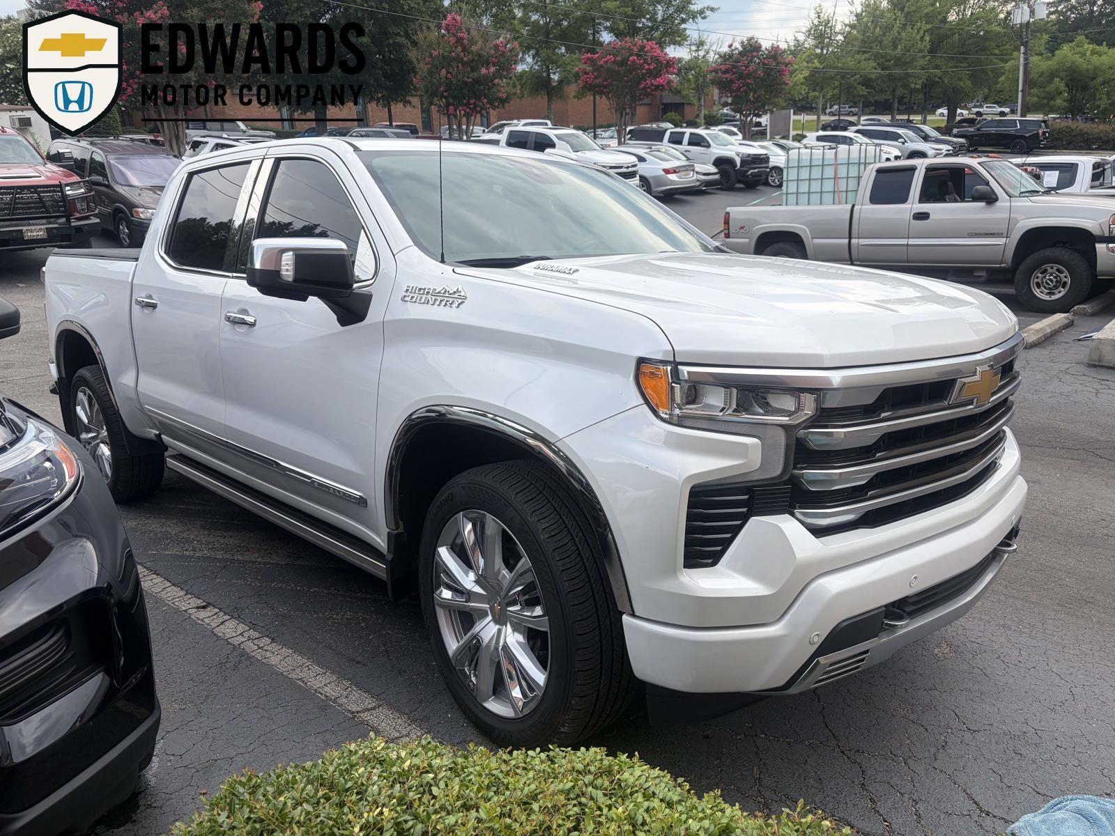 White (Iridescent Pearl Tricoat) 2023 Chevrolet Silverado 1500 Pickup Truck 4X2 Automatic