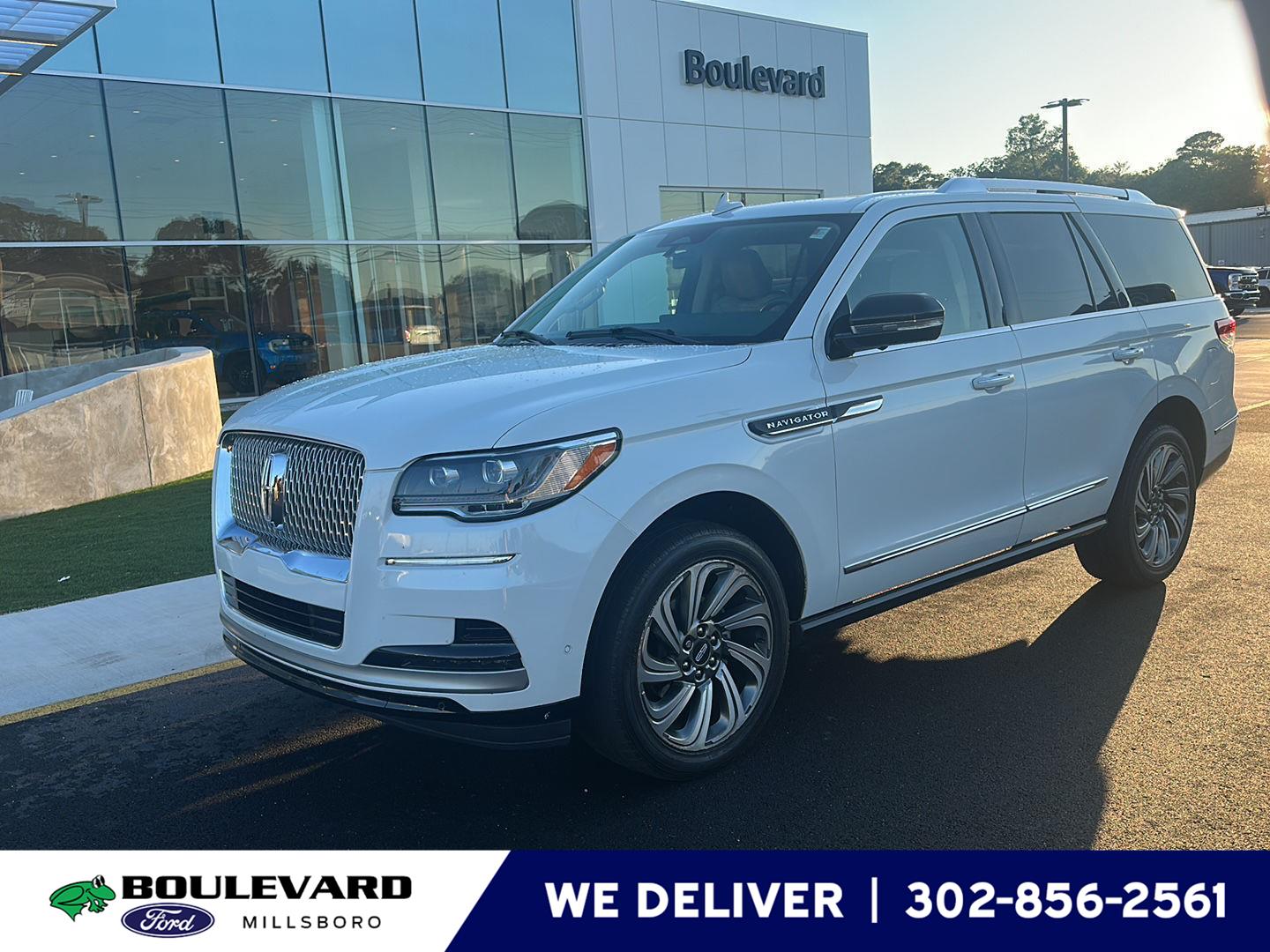 Pristine White Metallic Tri-Coat 2024 Lincoln Navigator Premiere 4WD SUV / Crossover Four-Wheel Drive Automatic