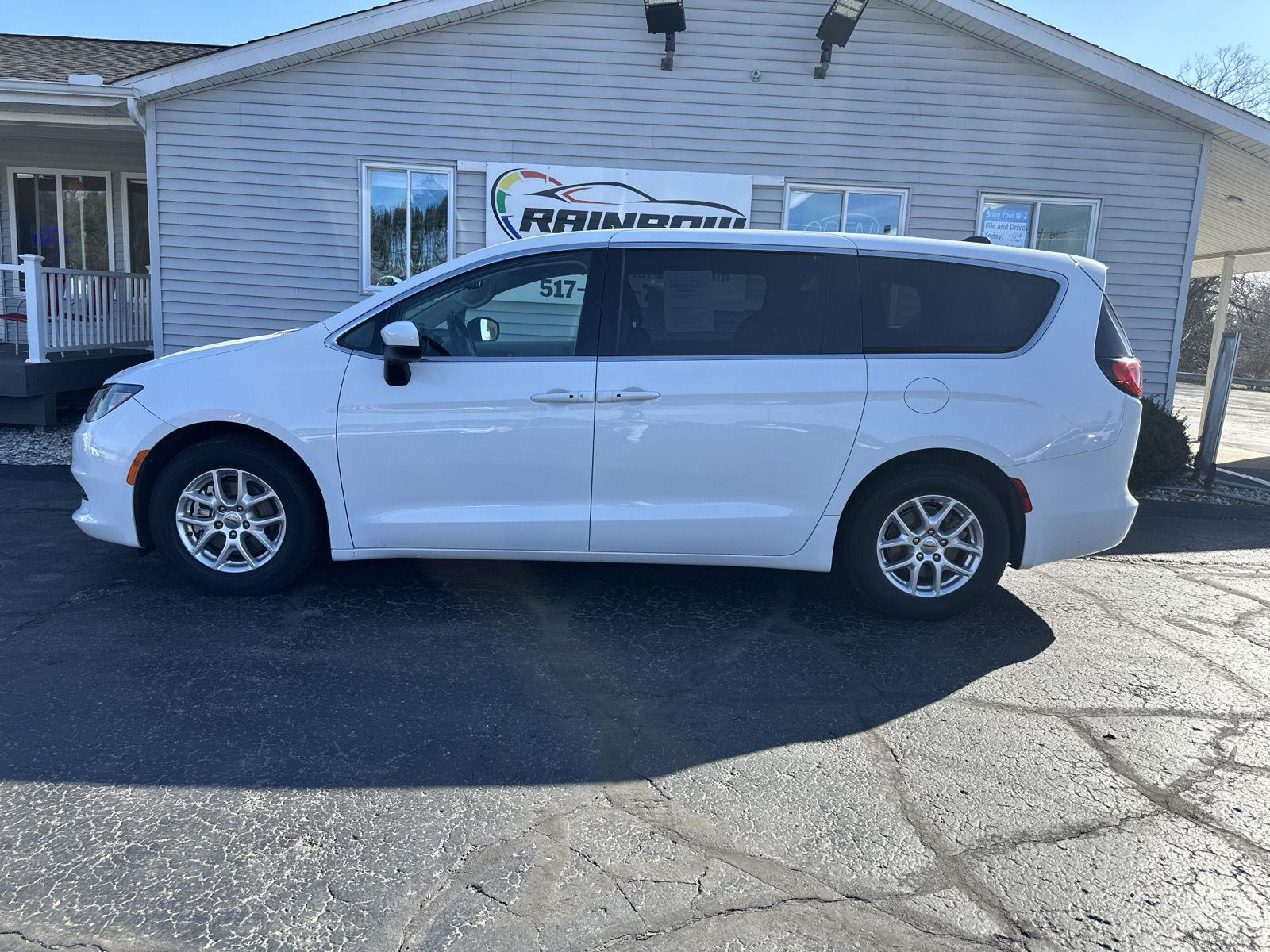 2023 Chrysler Voyager LX photo 4