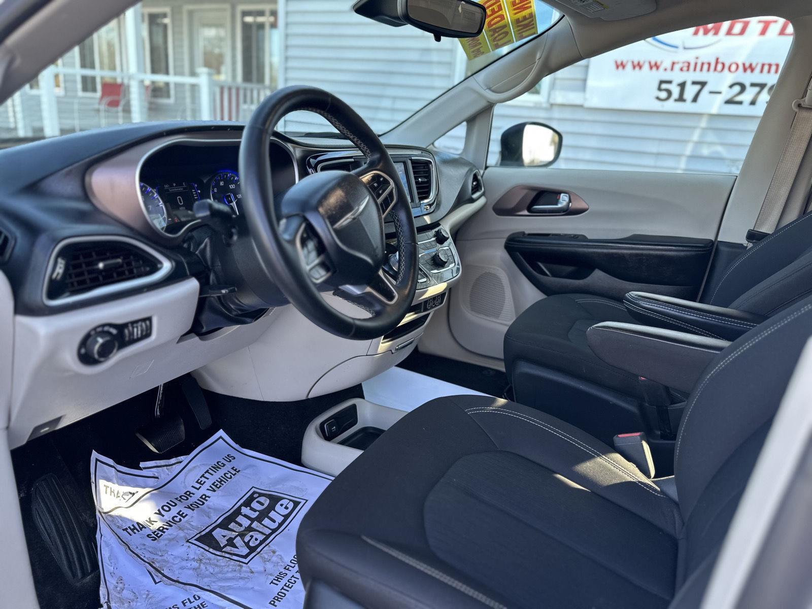 2023 Chrysler Voyager LX photo 6