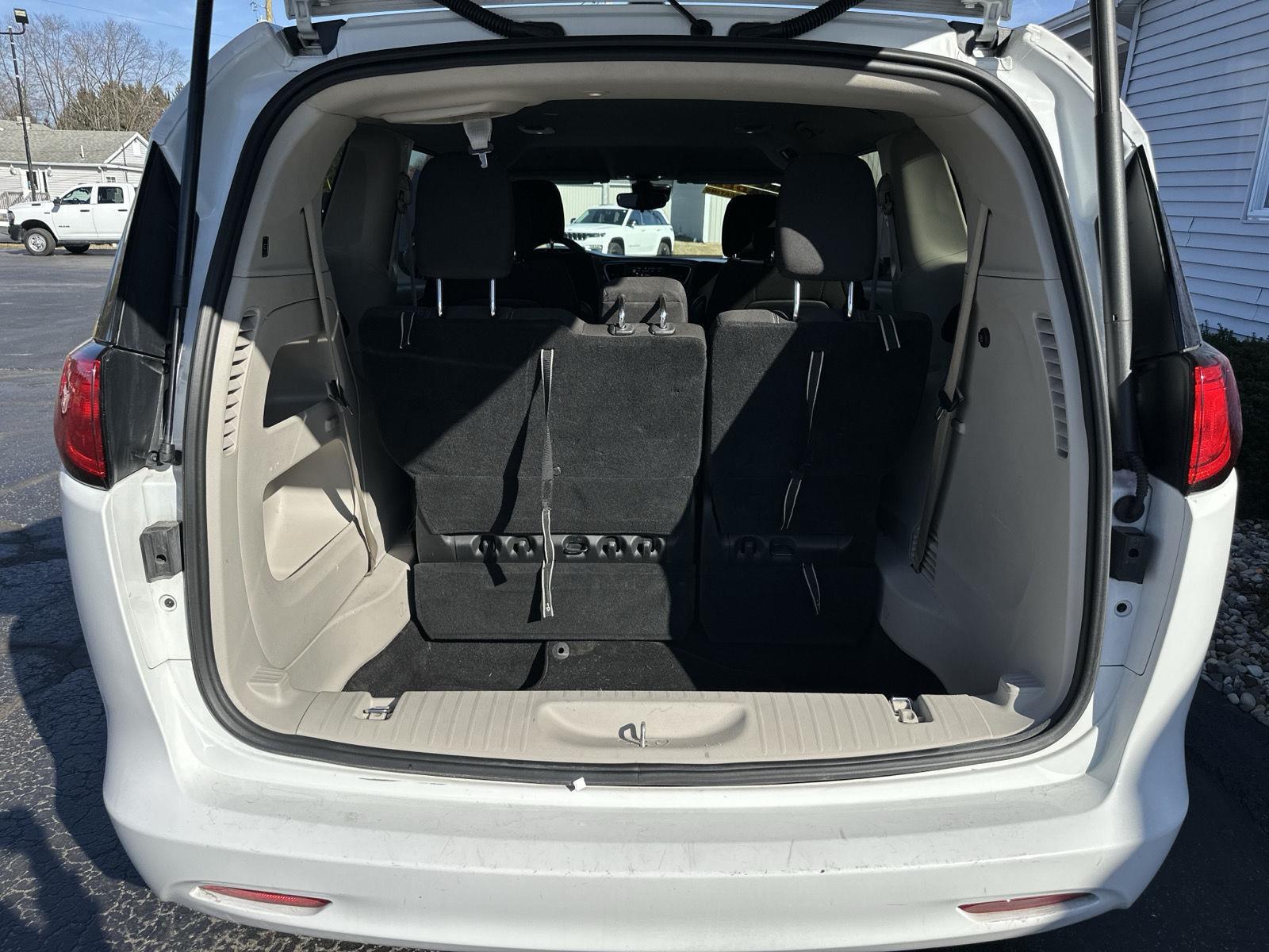 2023 Chrysler Voyager LX photo 7