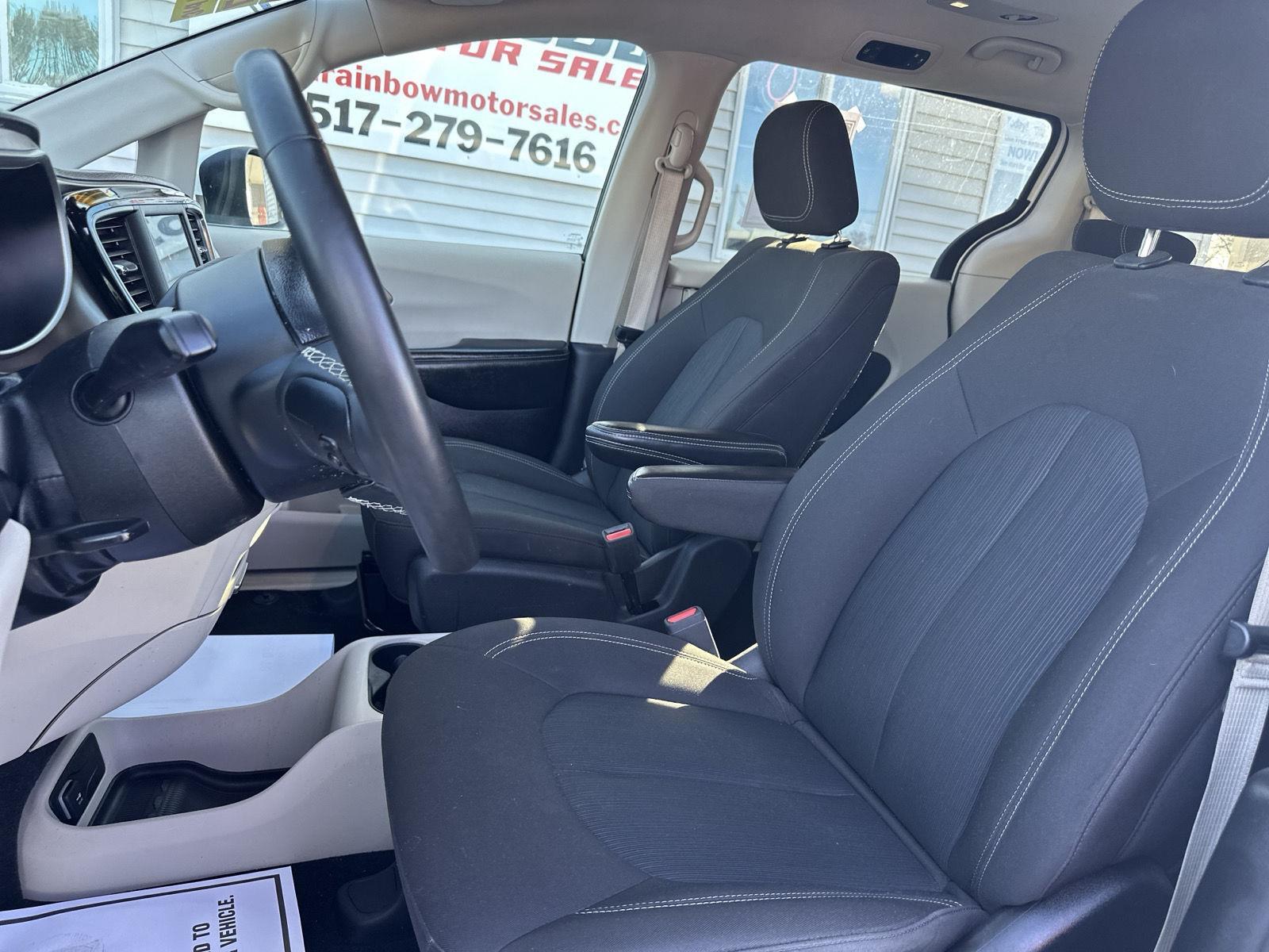 2023 Chrysler Voyager LX photo 10