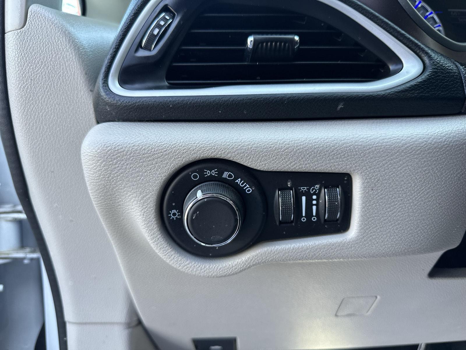 2023 Chrysler Voyager LX photo 19