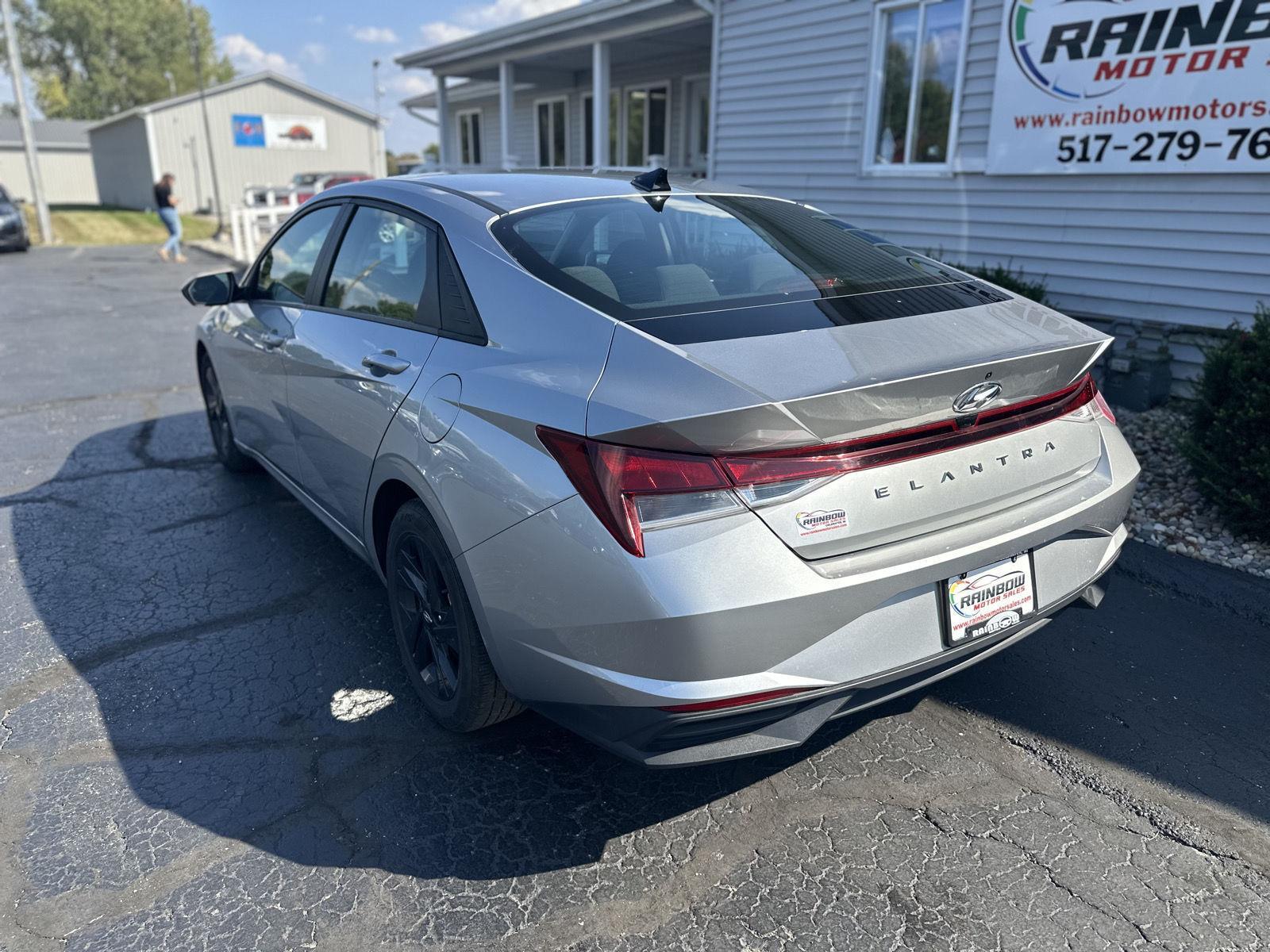 2023 Hyundai Elantra SEL photo 3