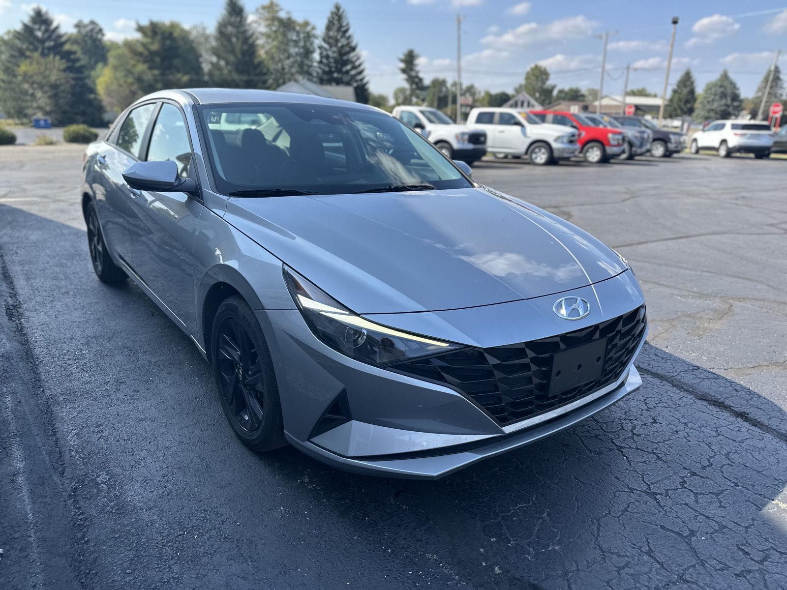 2023 Hyundai Elantra SEL photo 5