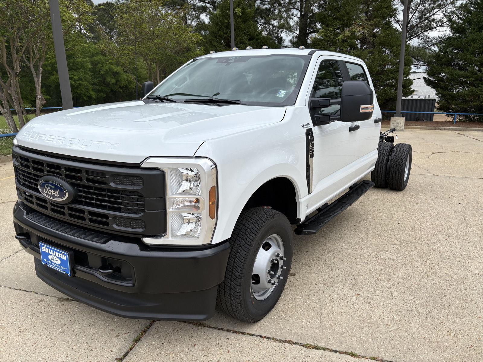 Oxford White 2026 Ford F-350 Super Duty Chassis Pickup Truck Four-Wheel Drive Automatic