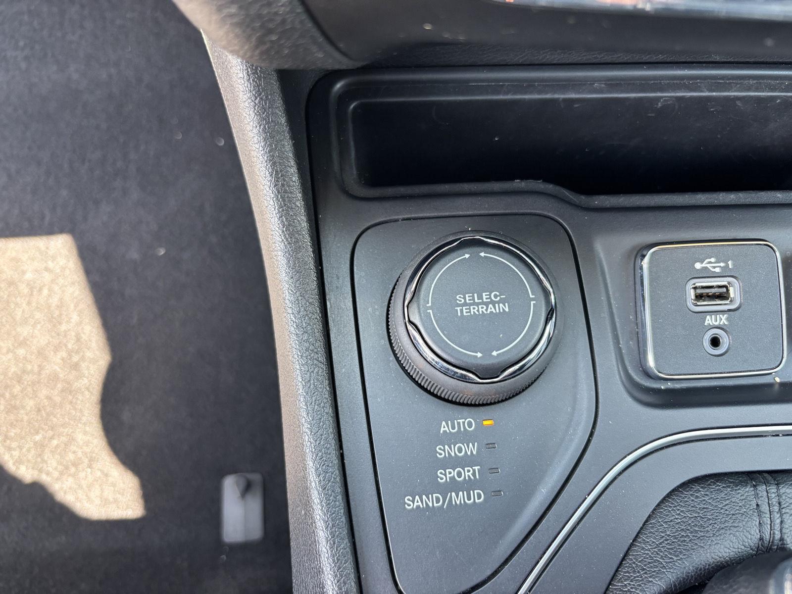 Used 2019 Diamond Black Crystal Pearlcoa Jeep Latitude Plus image 22