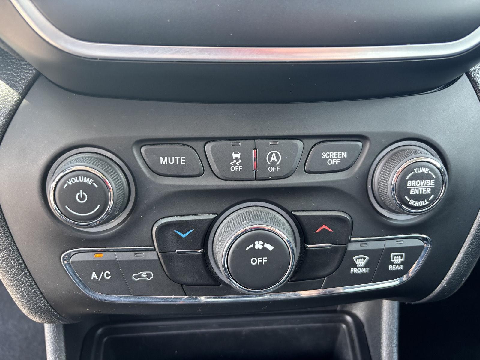 Used 2019 Diamond Black Crystal Pearlcoa Jeep Latitude Plus image 24