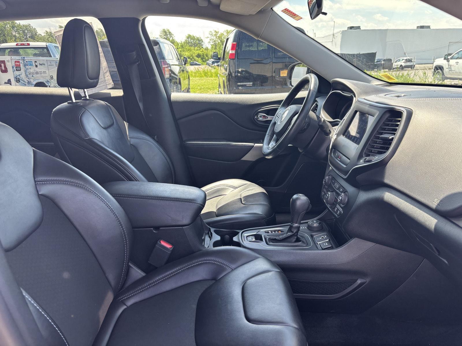 Used 2019 Diamond Black Crystal Pearlcoa Jeep Latitude Plus image 33