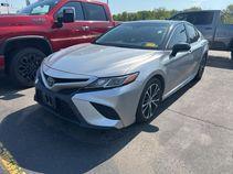 Used 2018 Celestial Silver Metallic Toyota SE image 3