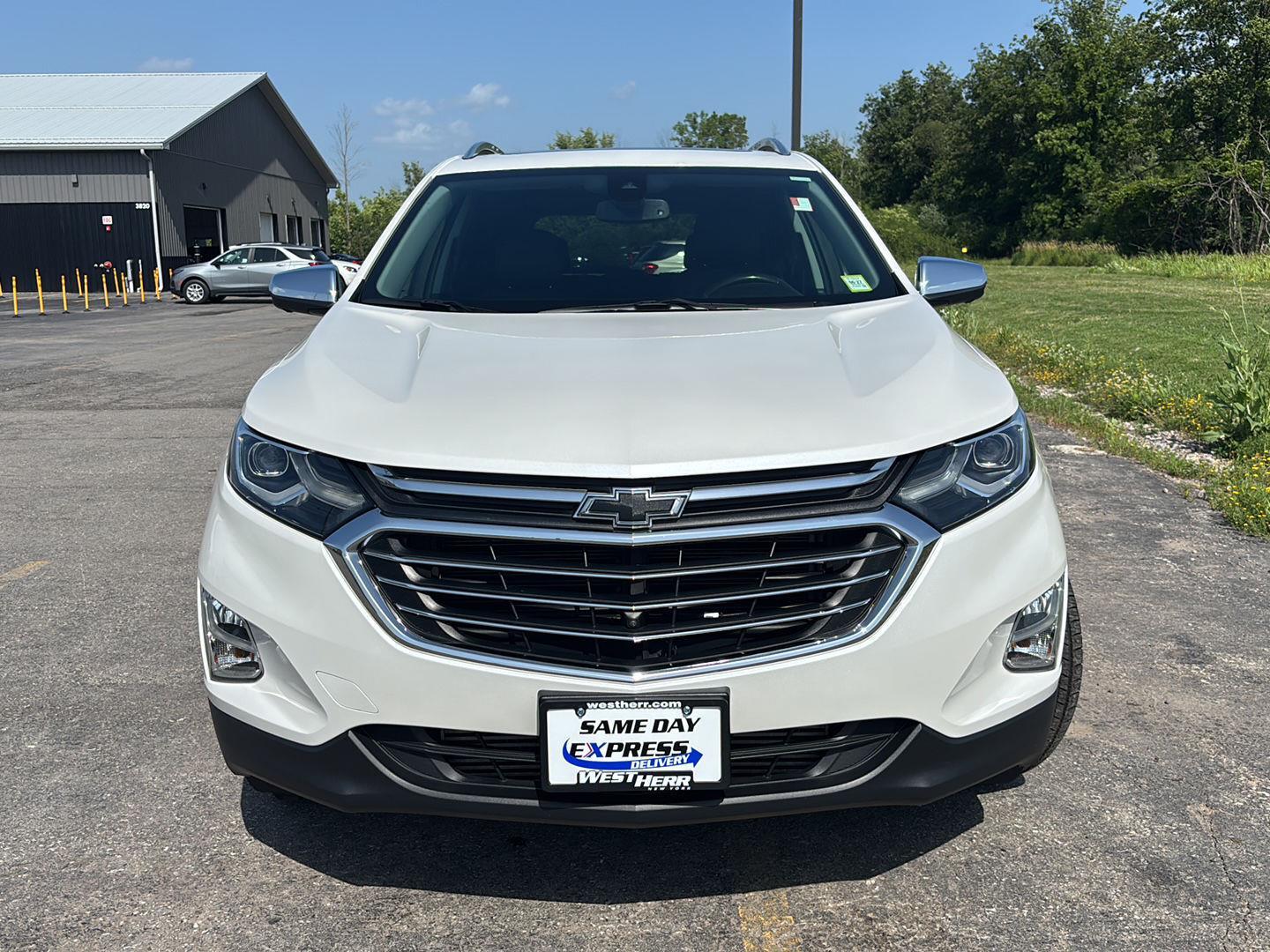 Used 2019 Iridescent Pearl Tricoat Chevrolet Premier image 2