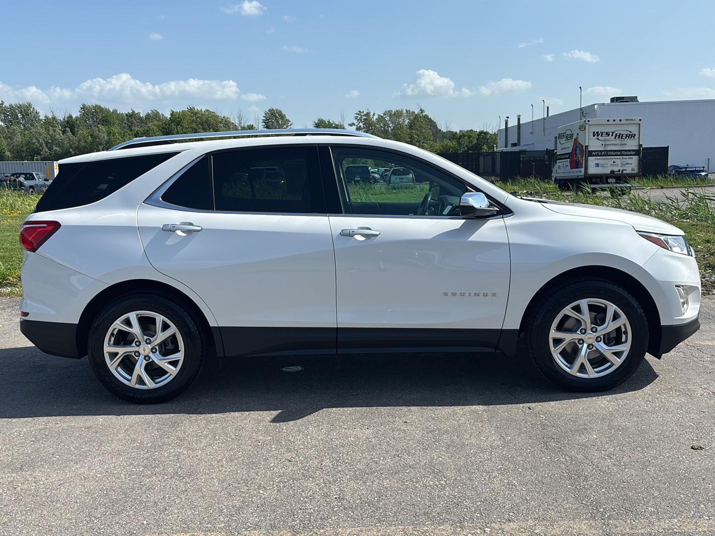 Used 2019 Iridescent Pearl Tricoat Chevrolet Premier image 8