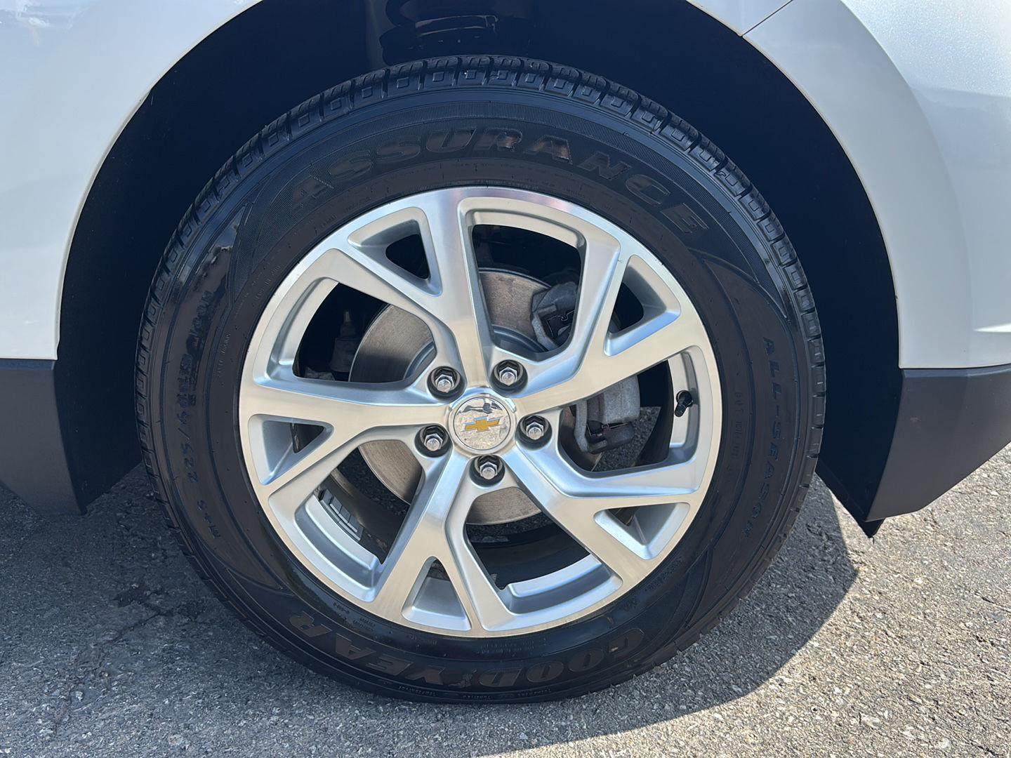 Used 2019 Iridescent Pearl Tricoat Chevrolet Premier image 9