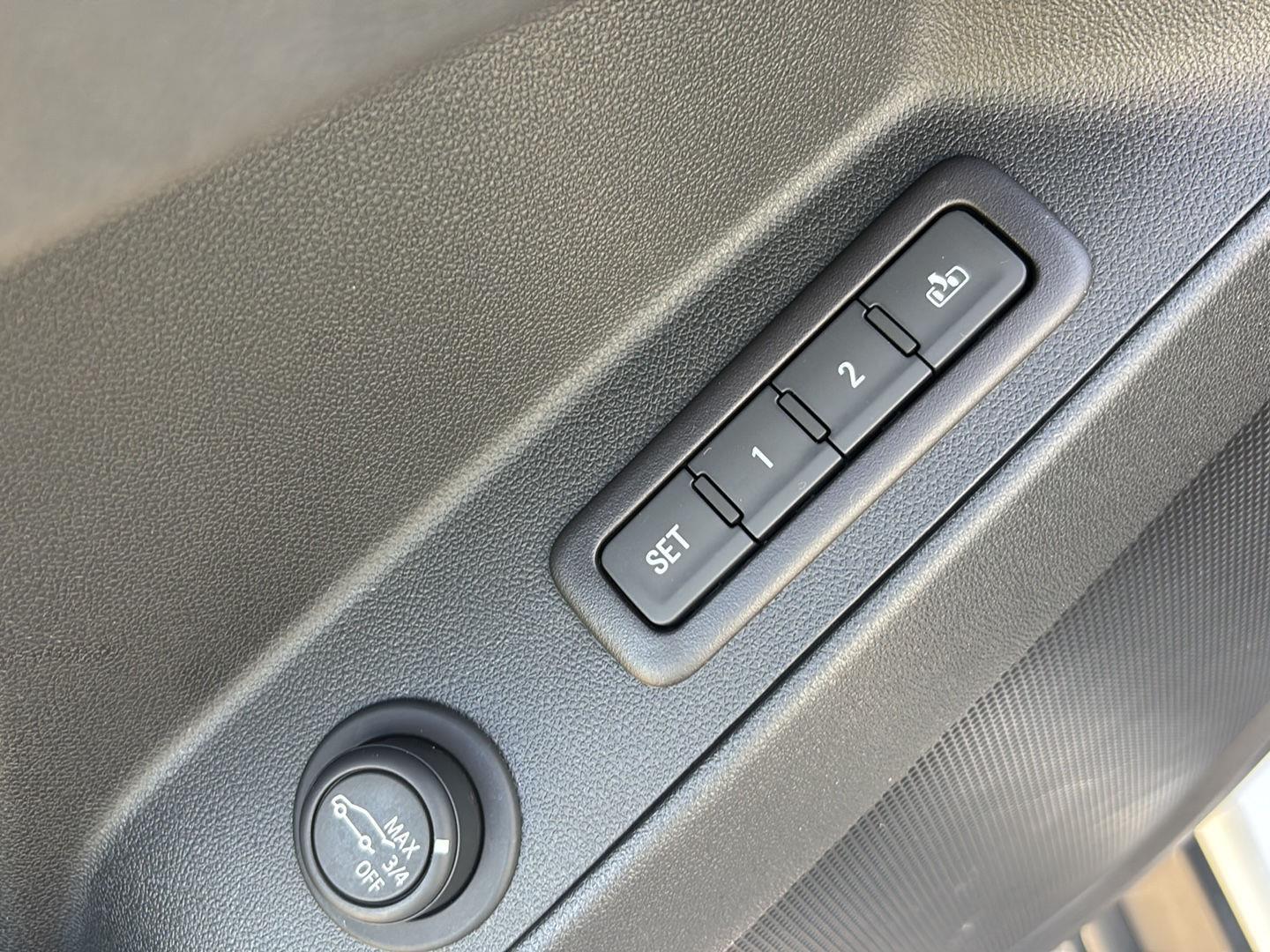 Used 2019 Iridescent Pearl Tricoat Chevrolet Premier image 17