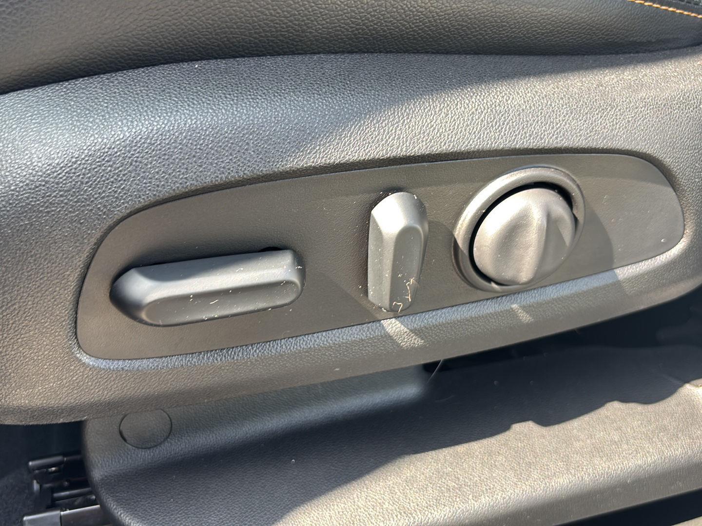 Used 2019 Iridescent Pearl Tricoat Chevrolet Premier image 18