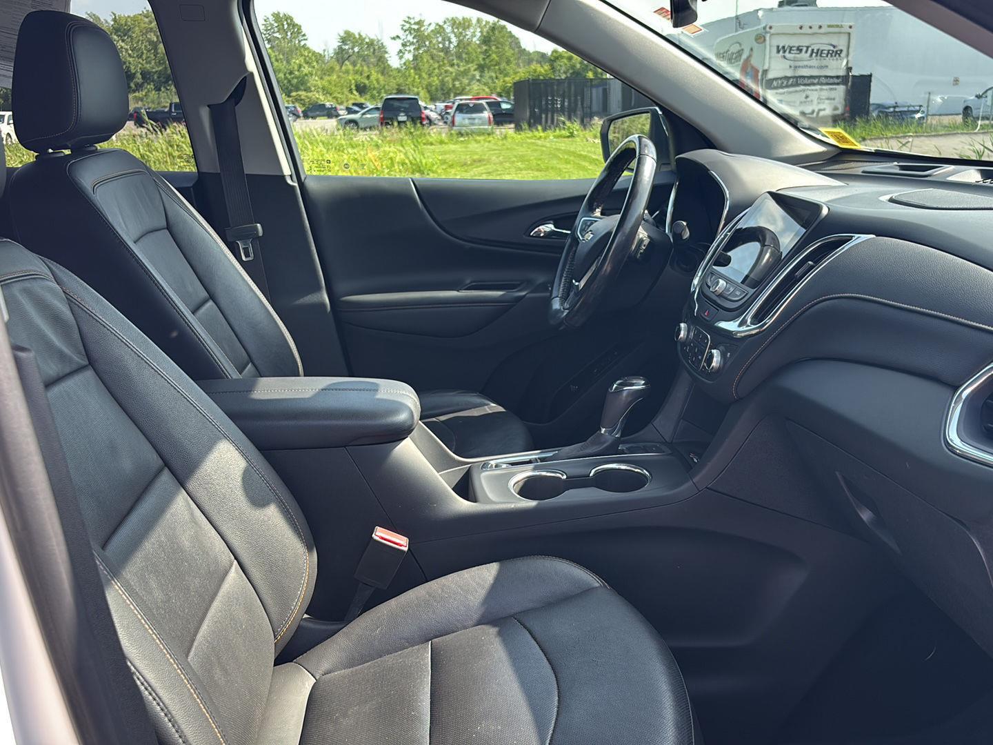 Used 2019 Iridescent Pearl Tricoat Chevrolet Premier image 40