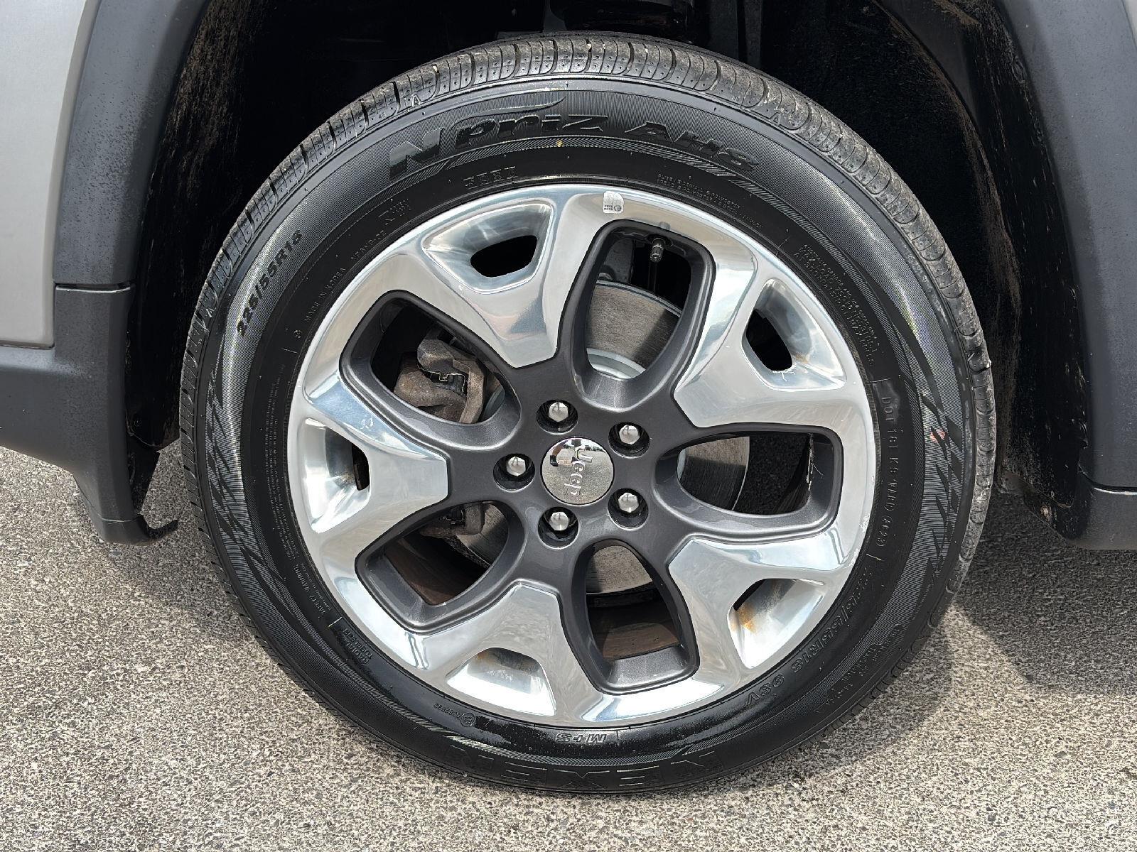 Used 2019 Billet Silver Metallic Clearcoat Jeep Limited image 9