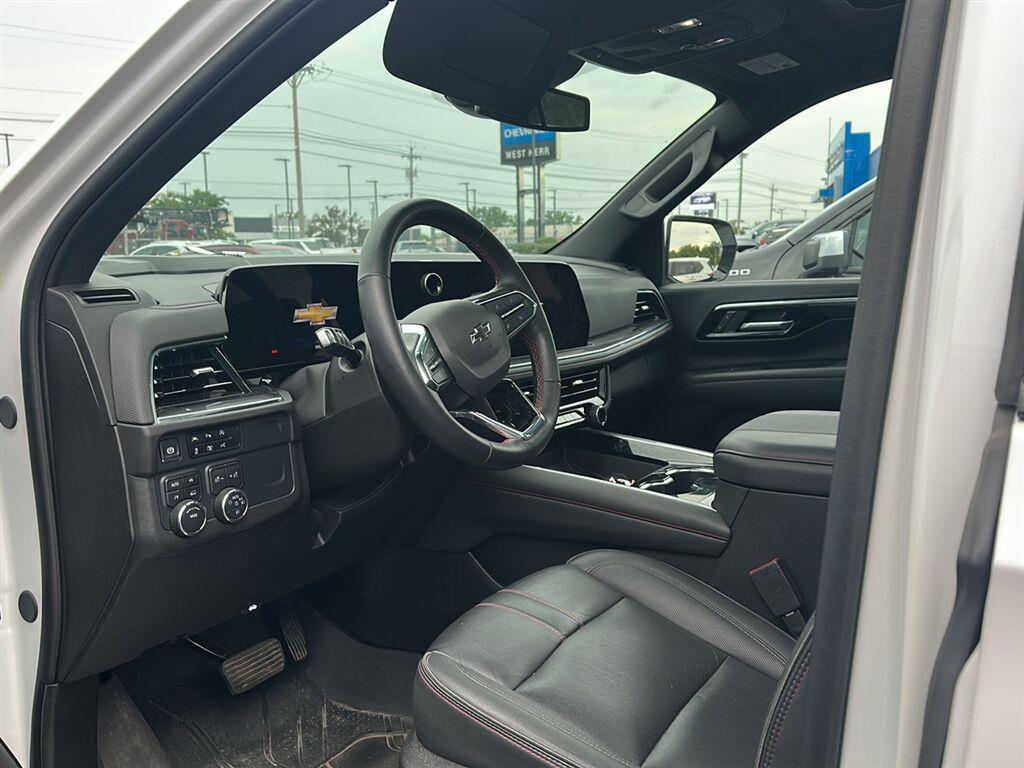 Used 2025 Iridescent Pearl Tricoat Chevrolet RST image 5
