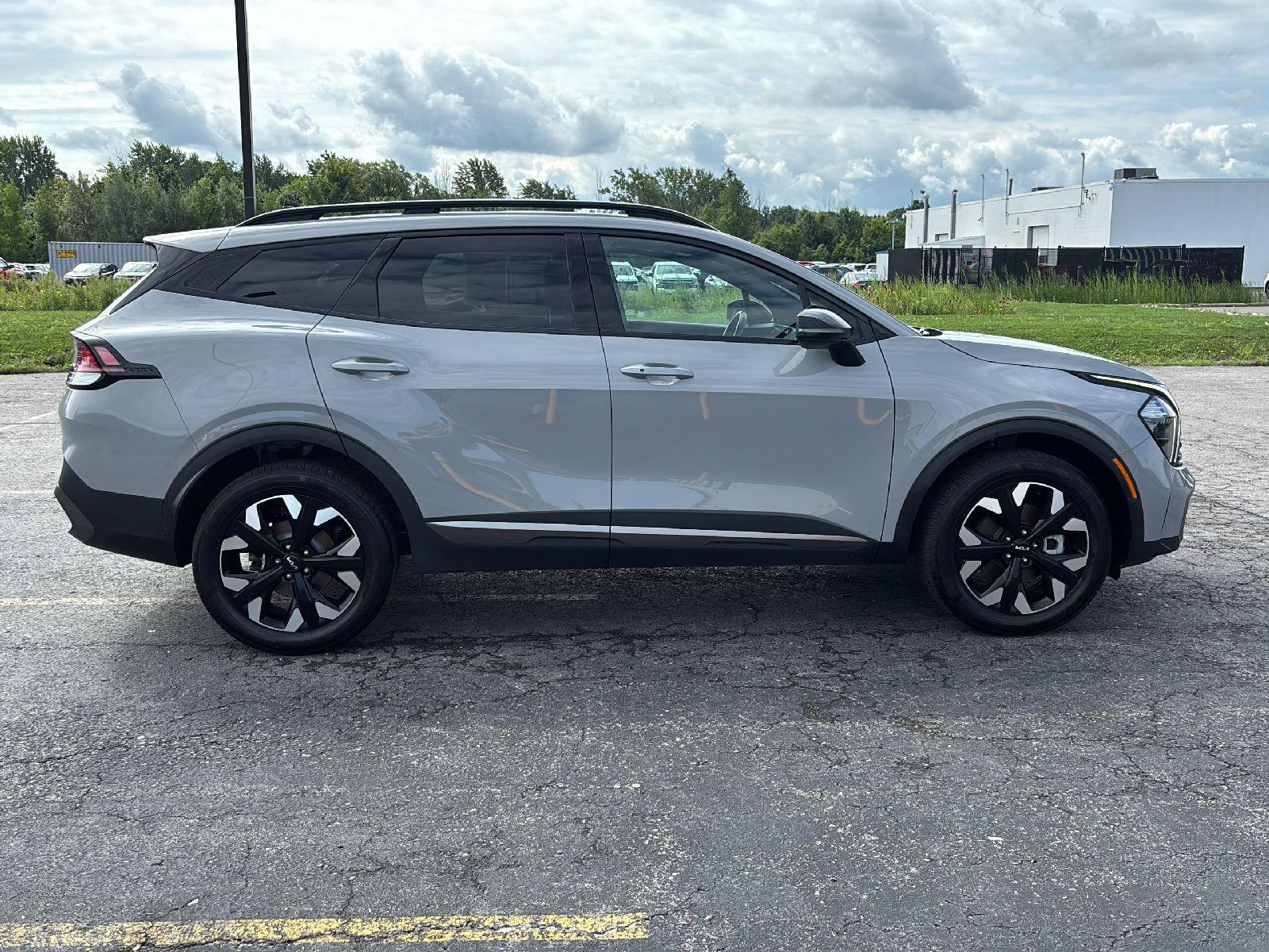 Used 2023  Kia X-Line image 10