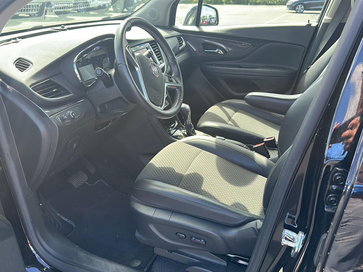 Used 2022  Buick  image 6