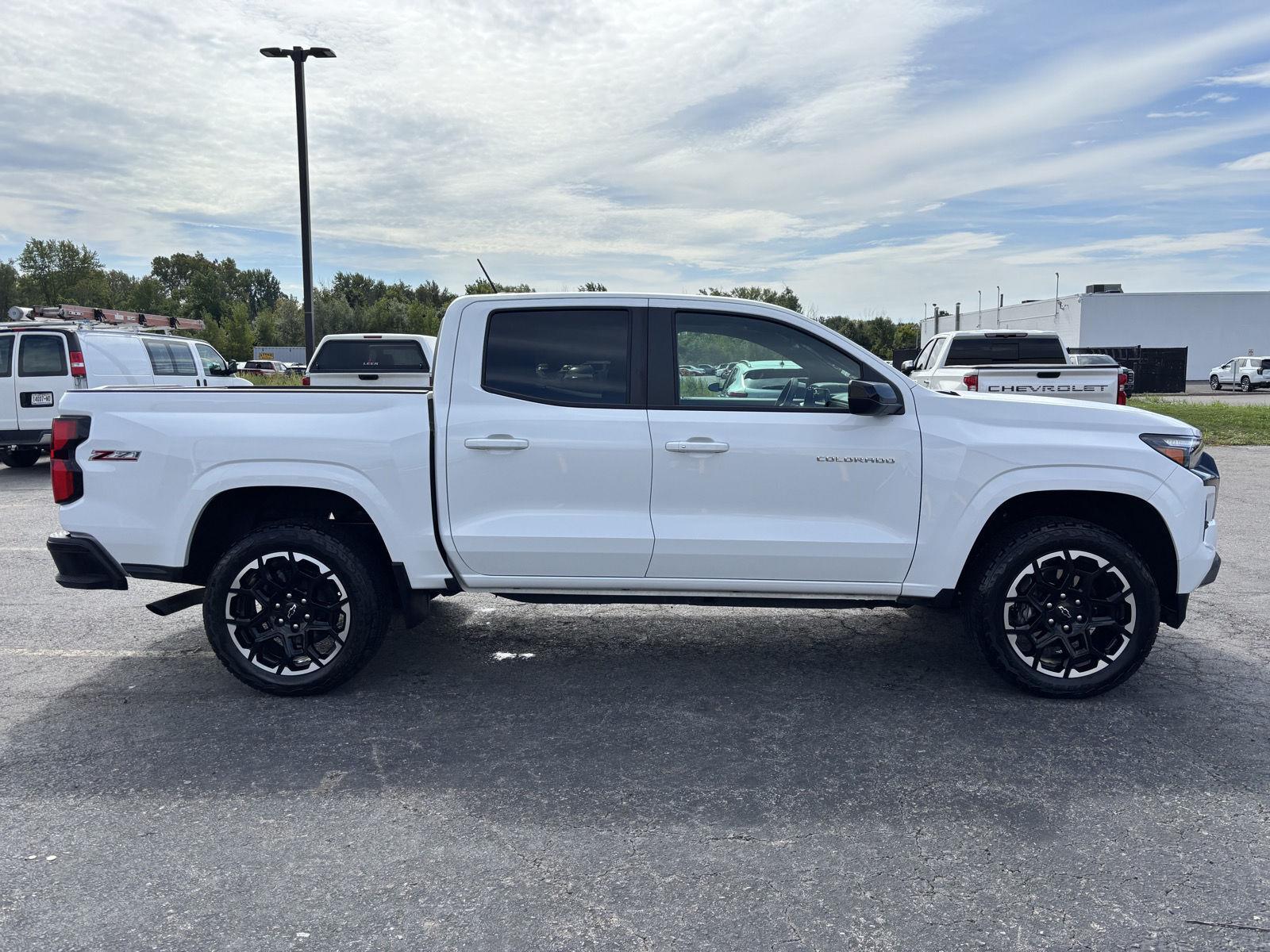 New 2026 Summit White Chevrolet Z71 image 32