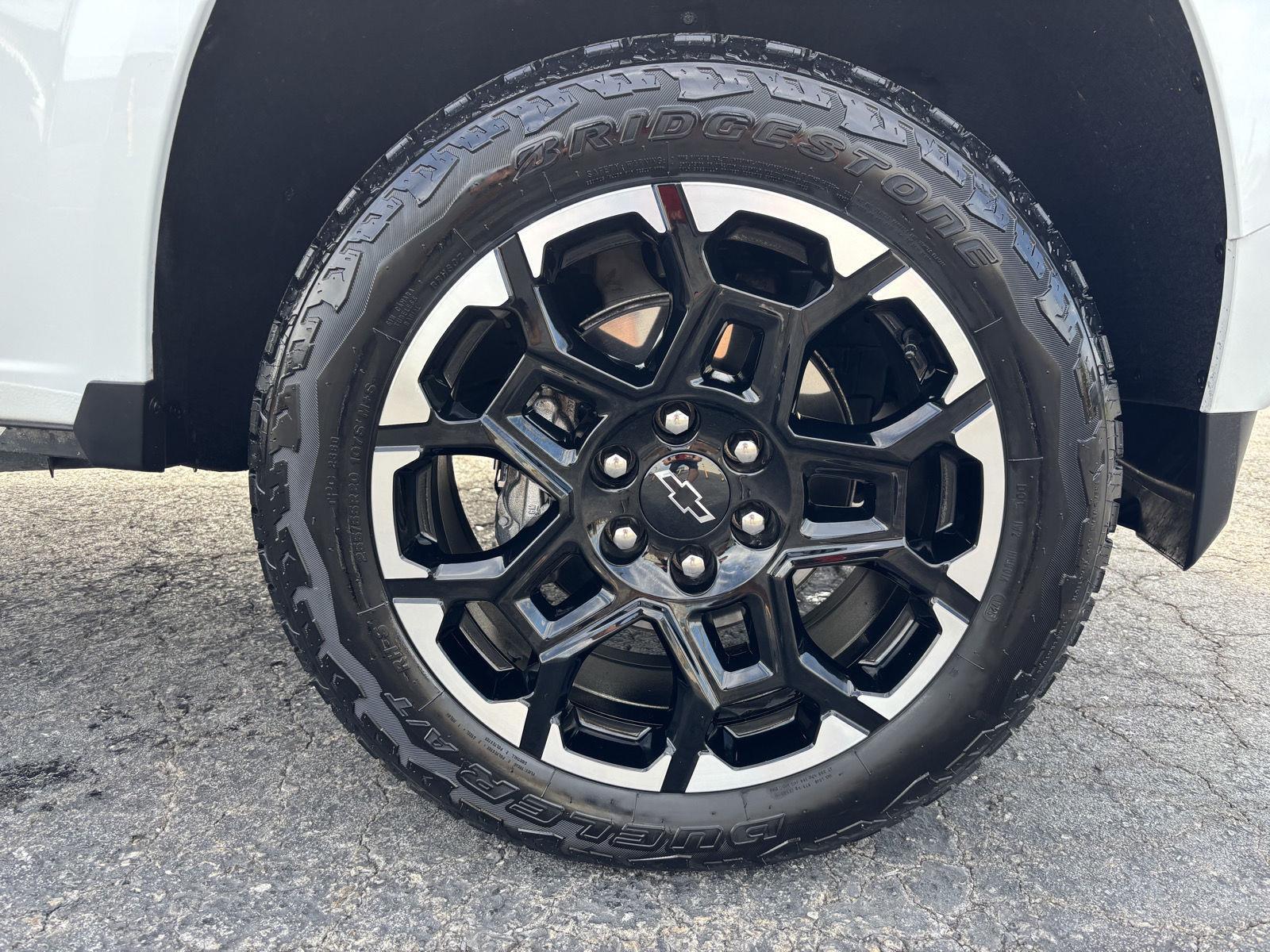 New 2026 Summit White Chevrolet Z71 image 33