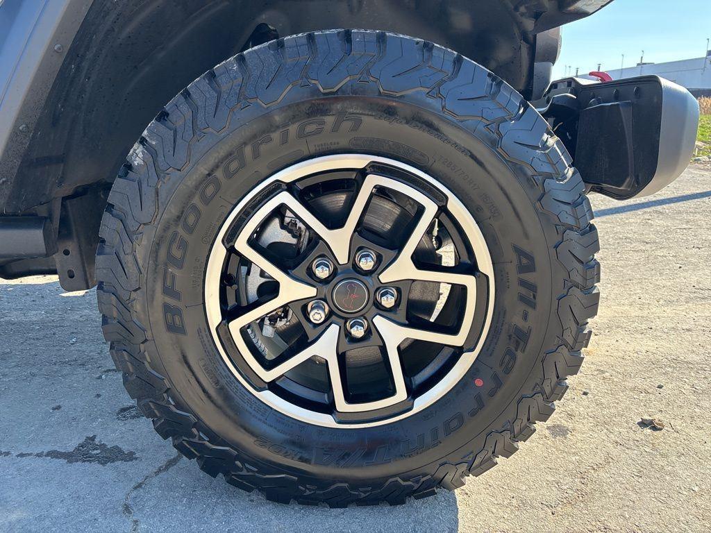 Used 2025 Granite Crystal Metallic Clear Jeep Rubicon image 11