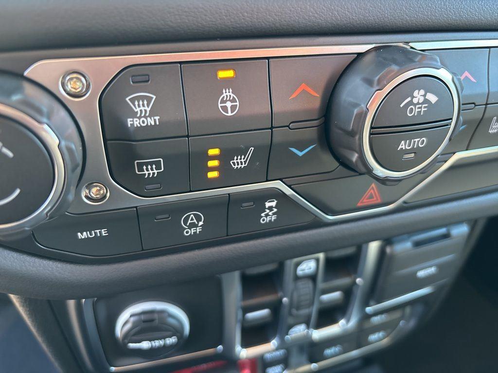 Used 2025 Granite Crystal Metallic Clear Jeep Rubicon image 26