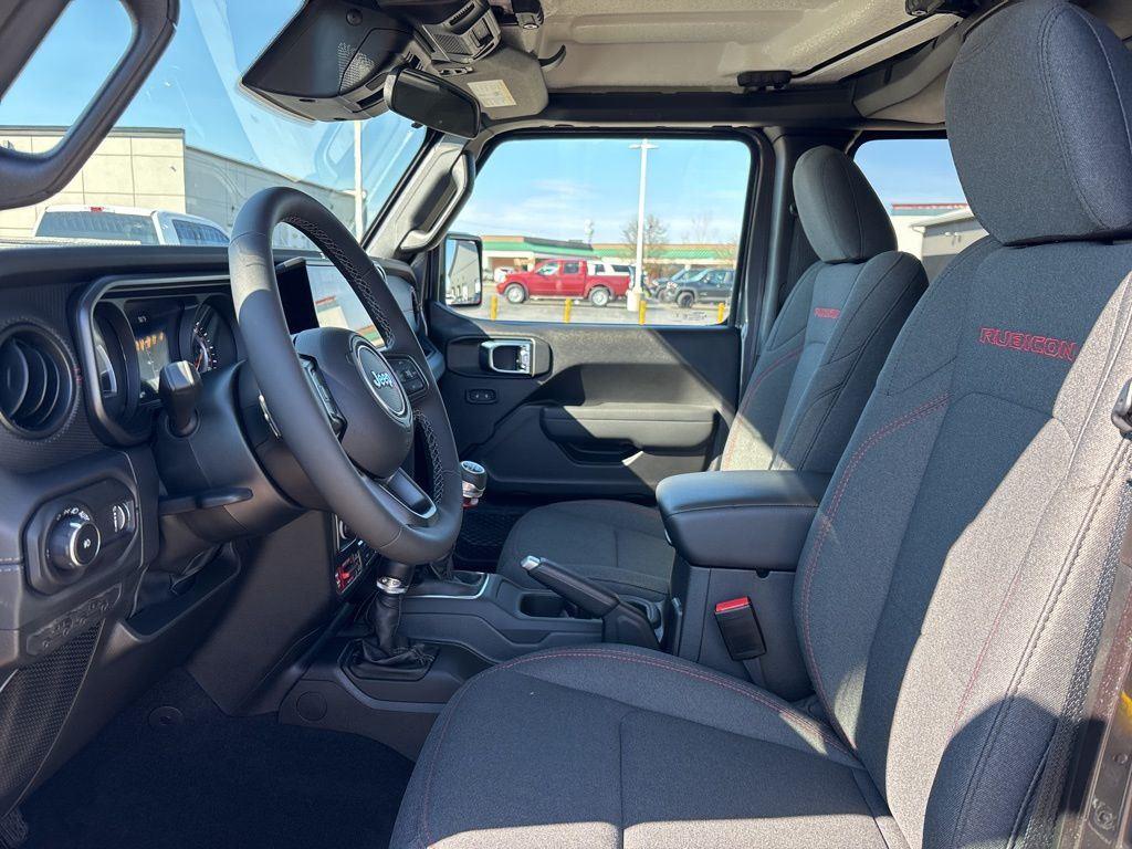 Used 2025 Granite Crystal Metallic Clear Jeep Rubicon image 32